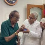वरिष्ठ कांग्रेस नेता मदन जैन को जन्मदिन की बधाई देने पहुंचे अरुण वोरा