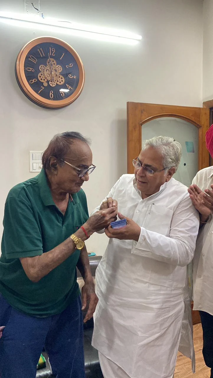 वरिष्ठ कांग्रेस नेता मदन जैन को जन्मदिन की बधाई देने पहुंचे अरुण वोरा