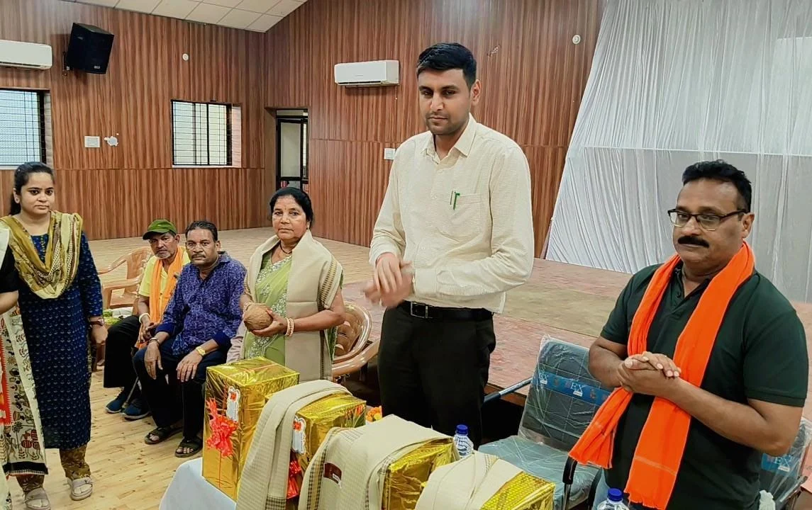 भावभीनी विदाई : आयुक्त एवं सभापति ने सेवानिवृत्त कर्मचारियों का किया सम्मान