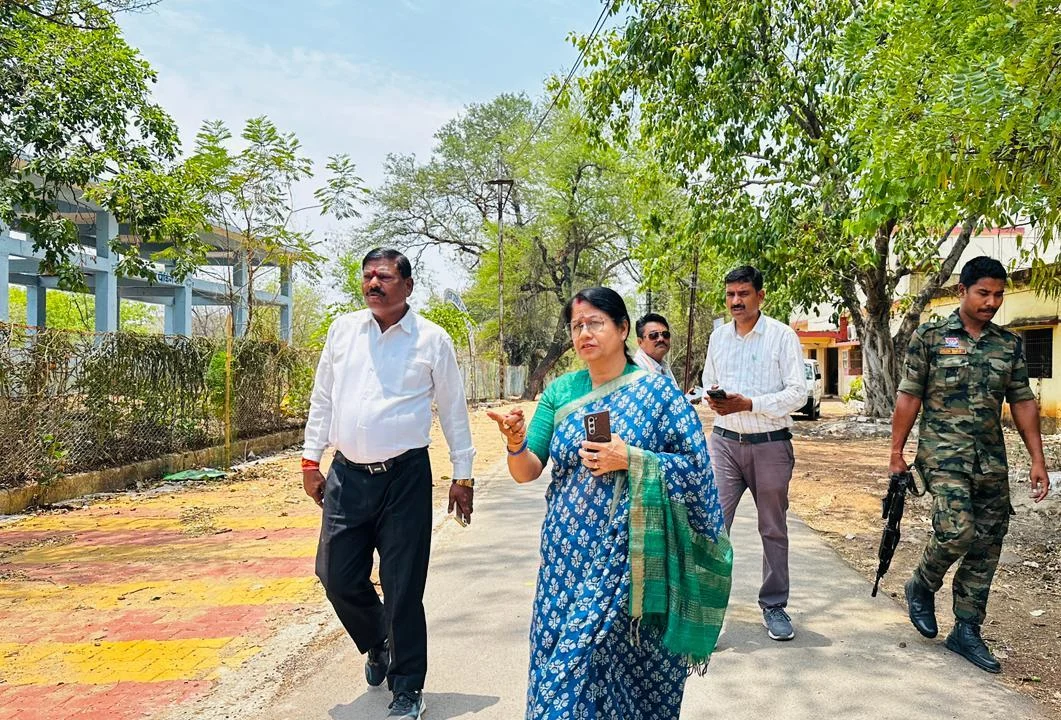 विकास कार्यों में लापरवाही बर्दाश्त नहीं, महापौर ने खराब पेवर ब्लॉक उखाड़ने के दिए निर्देश