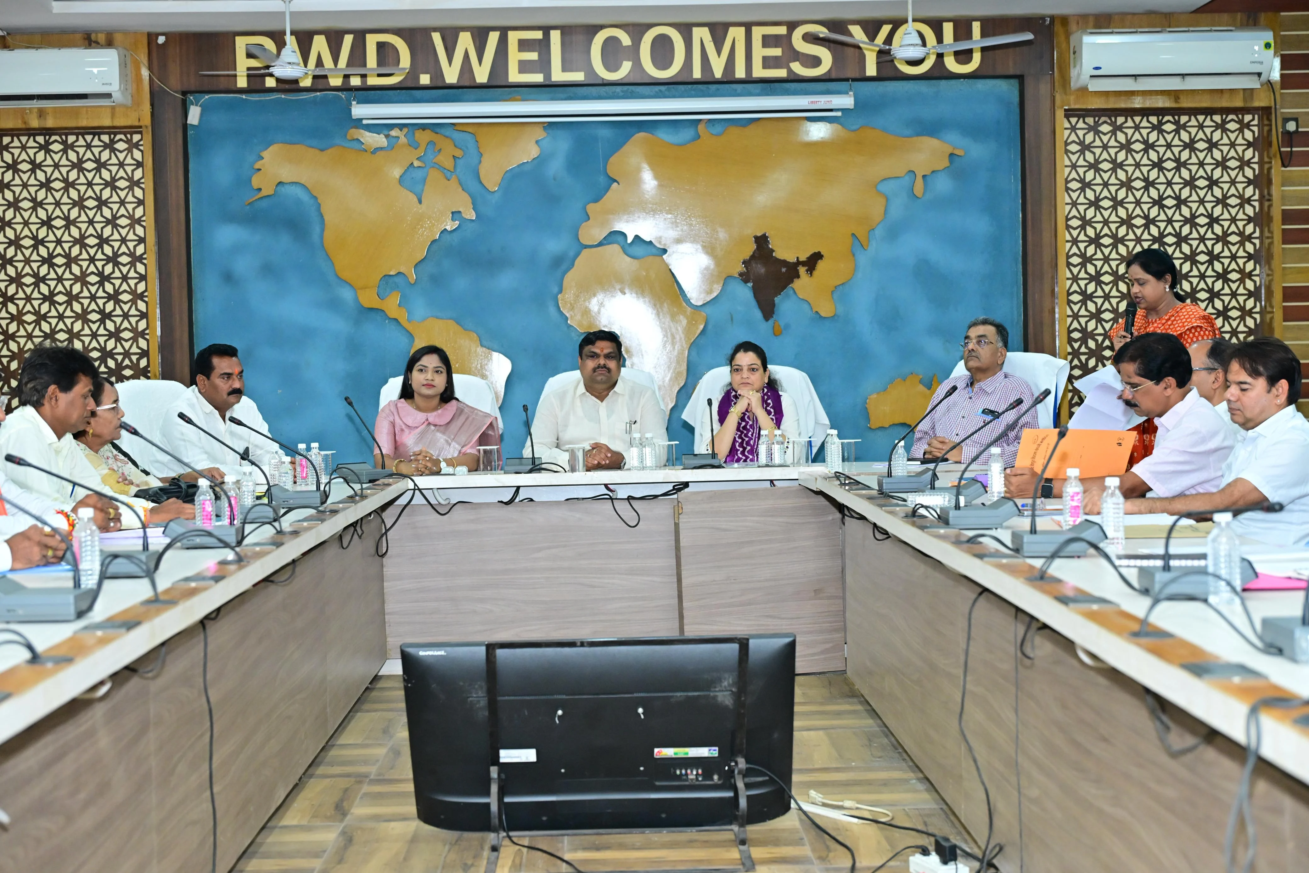 विद्युत व्यवस्था को लेकर मंत्री गजेन्द्र यादव ने ली समीक्षा बैठक, बेहतर विद्युत आपूर्ति और किसानों को पर्याप्त बिजली उपलब्ध कराने के निर्देश
