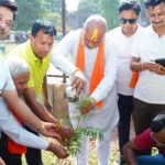 धरती माँ का कर्ज उतारें, एक पौधा लगाकर उसे वृक्ष बनाएं : विधायक ललित चन्द्राकर