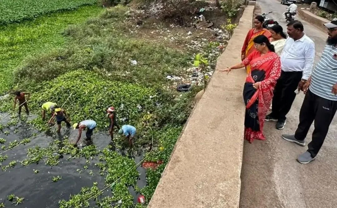 बारिश से पहले नालों की सफाई में जुटा निगम, महापौर ने पुलगांव नाला सफाई कार्य का किया निरीक्षण