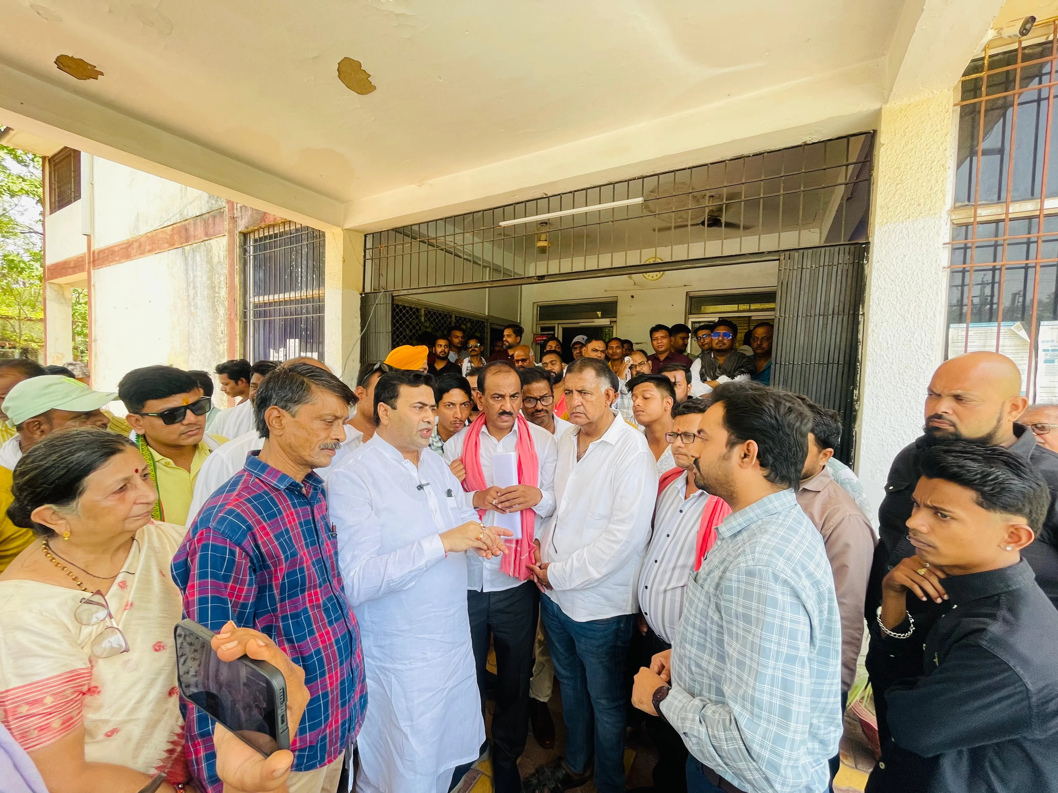 जिला कांग्रेस अध्यक्ष धीरज बाकलीवाल के नेतृत्व में कांग्रेसियों ने किया आरटीओ कार्यालय का घेराव