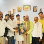 जांबाज इंस्पेक्टर रामेश्वर प्रसाद देशमुख को राष्ट्रपति पुरस्कार मिलने पर दुर्ग जिला कांग्रेस अध्यक्ष धीरज बाकलीवाल ने निवास जाकर किया सम्मान 