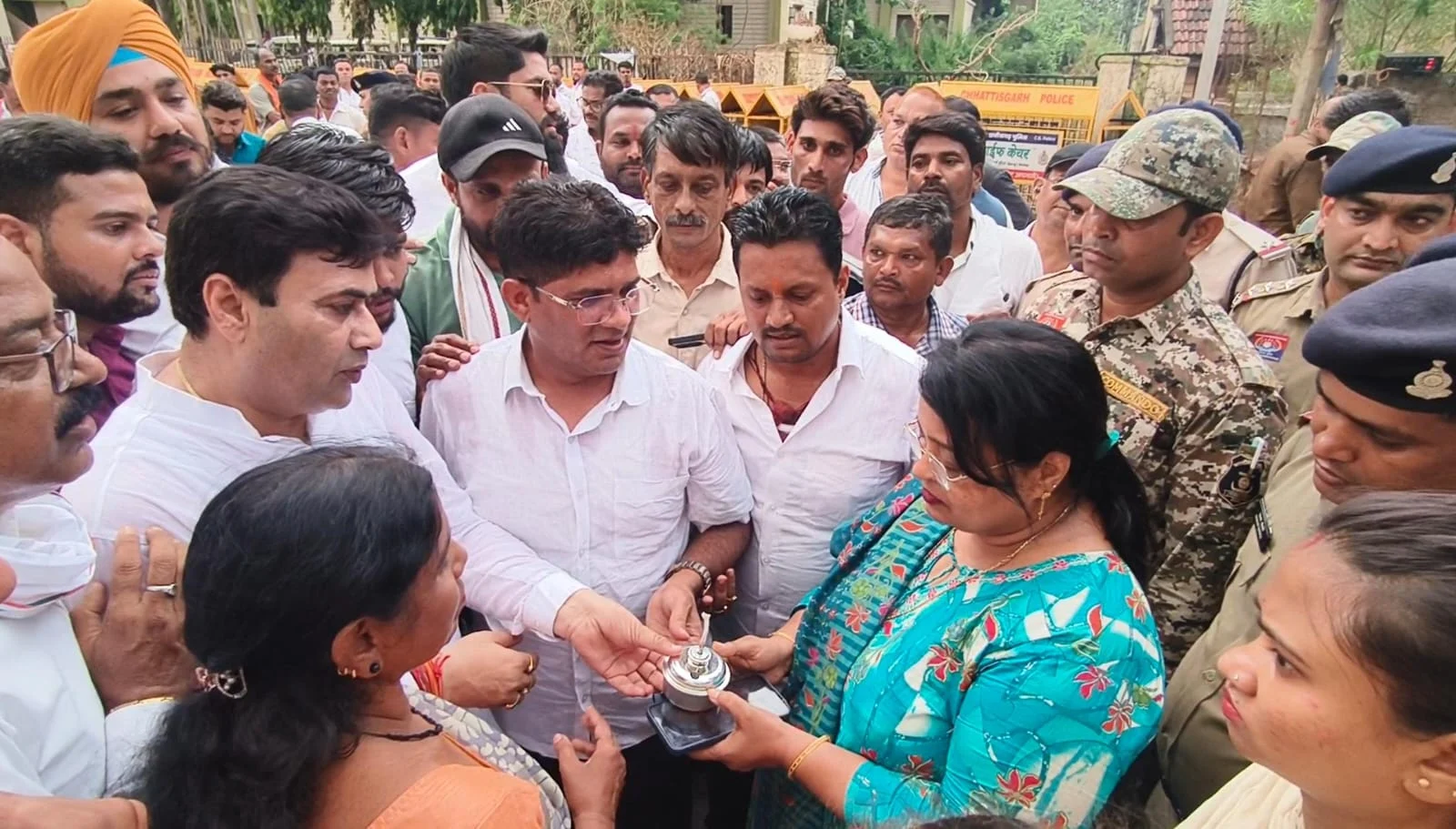 दुर्ग में कांग्रेस ने बिजली विभाग के खिलाफ किया जंगी प्रदर्शन, स्मार्ट मीटर और बैरिकेट तोड़कर जताया आक्रोश