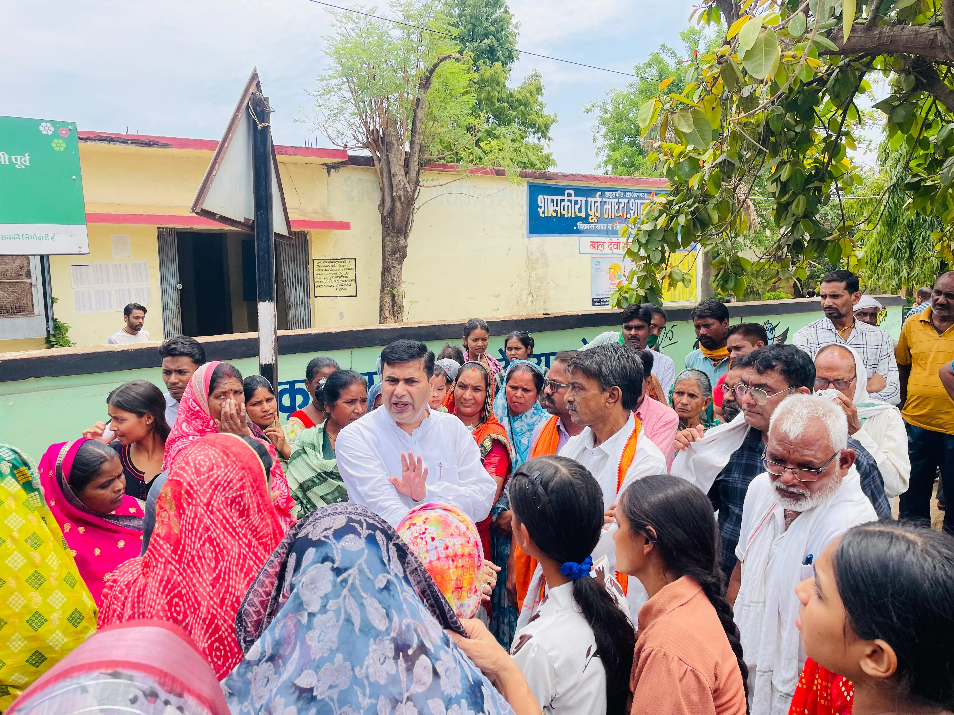 बोरसी में बिना सूचना की गई कार्रवाई के विरोध में कांग्रेस मैदान में , धीरज ने प्रभावित परिवारों से की मुलाकात