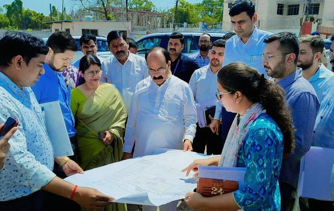 उपमुख्यमंत्री अरुण साव ने महापौर के साथ नालंदा परिसर, इंदिरा मार्केट मल्टीलेवल पार्किंग एवं एसटीपी निर्माण कार्यों का किया निरीक्षण