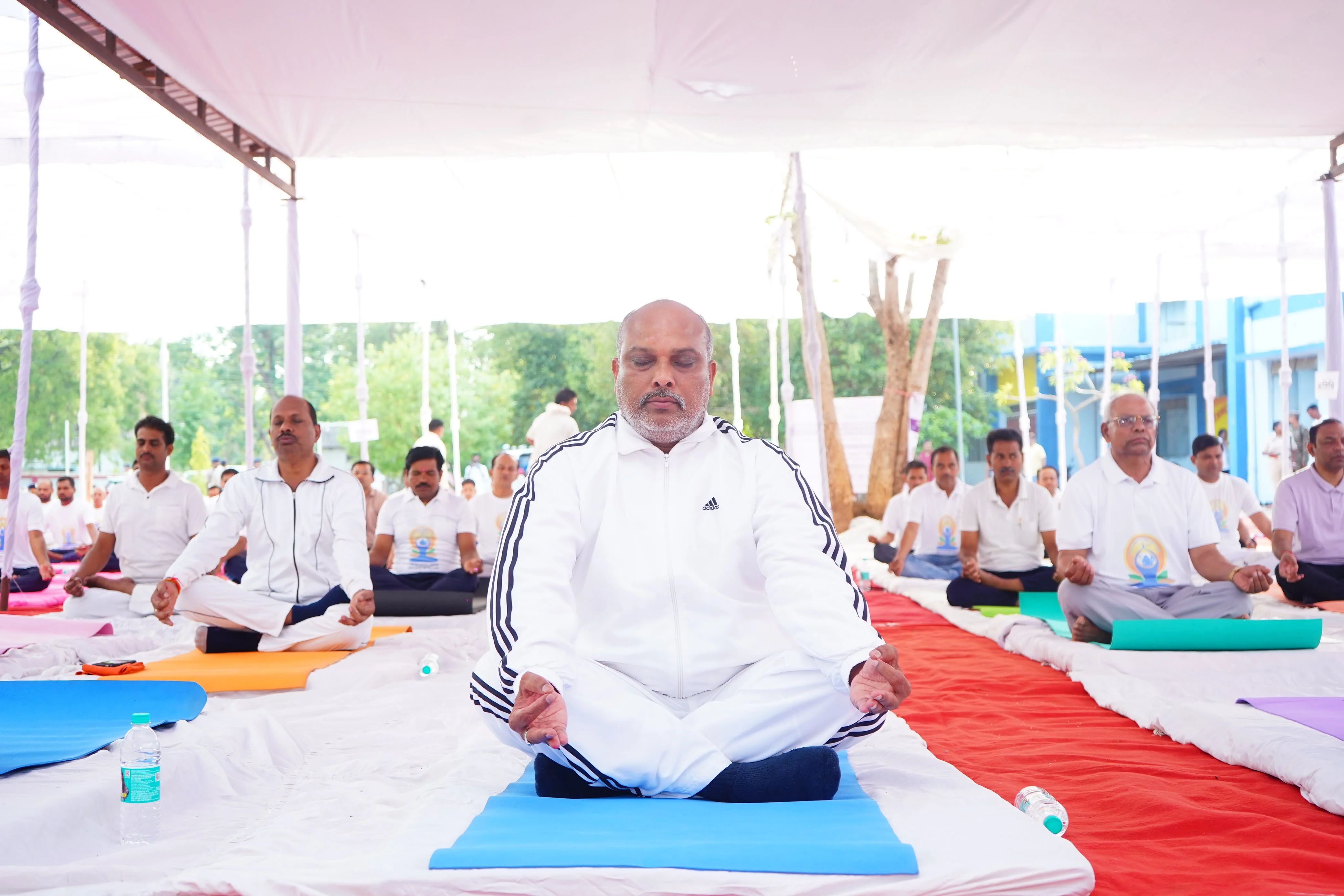 अंतर्राष्टीय योग दिवस पर दुर्ग ग्रामीण विधायक ललित चंद्राकर हुए शामिल, स्वामी आत्मानंद कन्या शाला खैरागढ़ में किया योग, दिलाई नशामुक्ति की शपथ