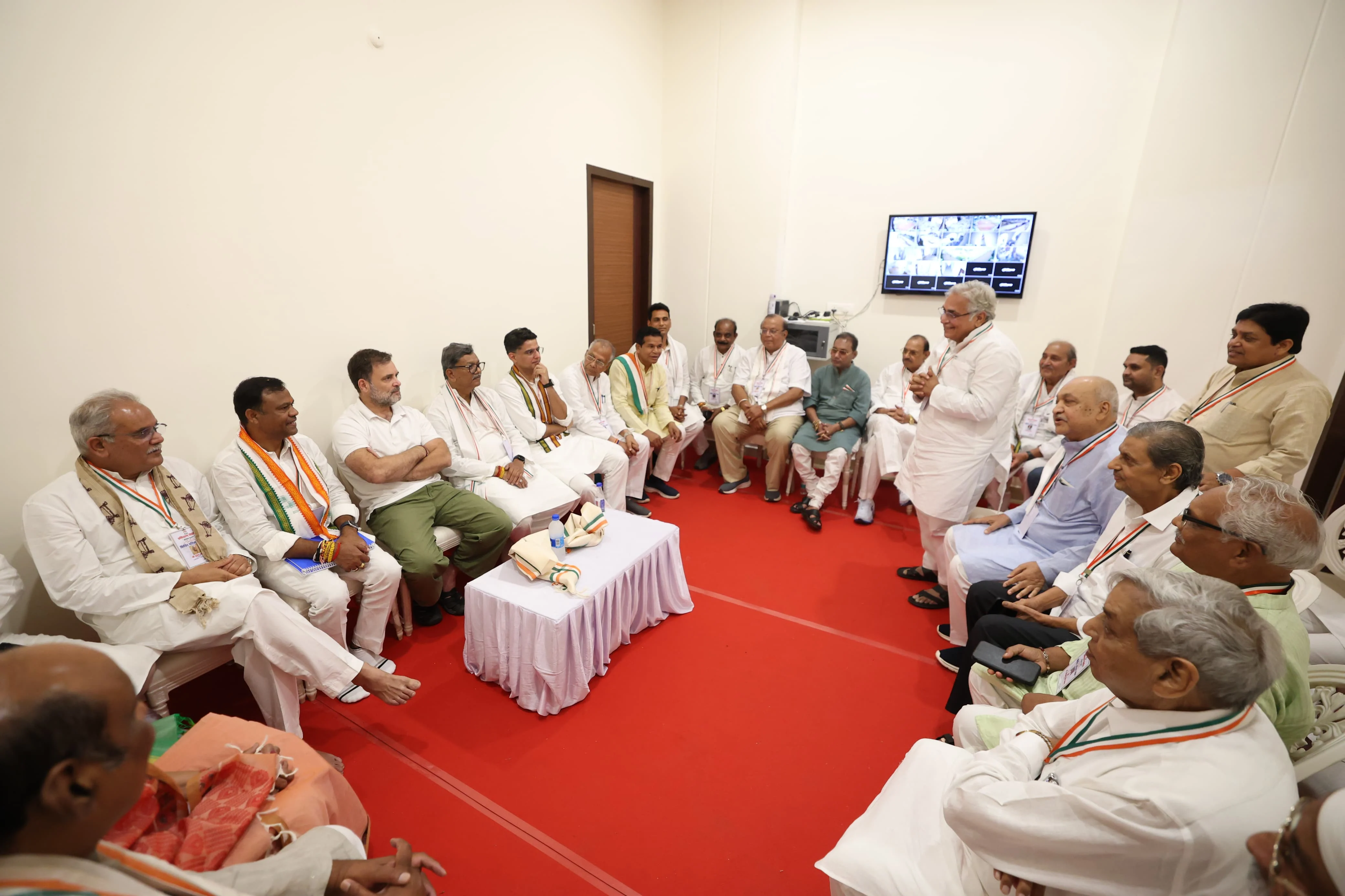 राहुल गांधी ने अभनपुर में प्रशिक्षण से पूर्व पौन घंटे प्रदेश के वरिष्ठ नेताओं से की चर्चा