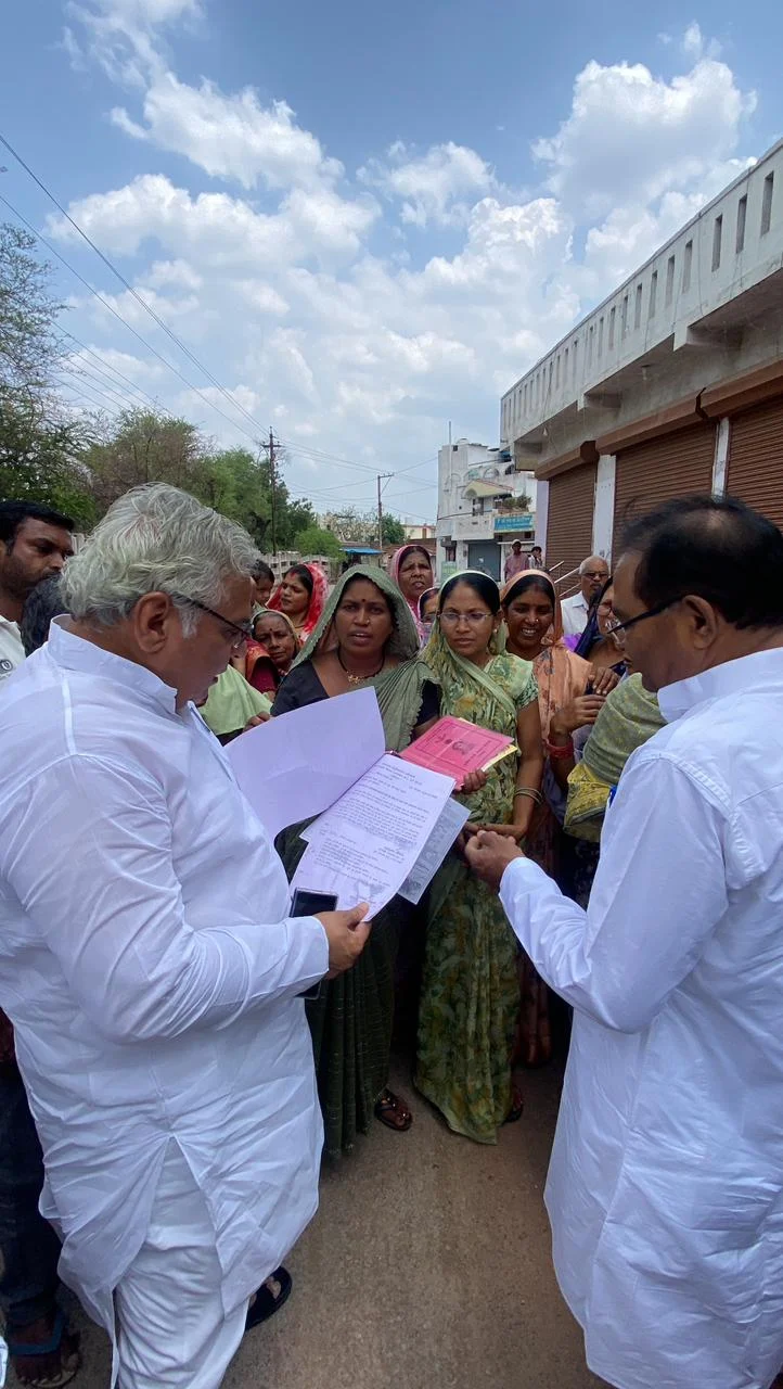 बोरसी में बुलडोजर पीड़ितों के बीच पहुंचे वोरा, कहा – भाजपा का जनकल्याण नहीं, जनपीड़ा का मॉडल