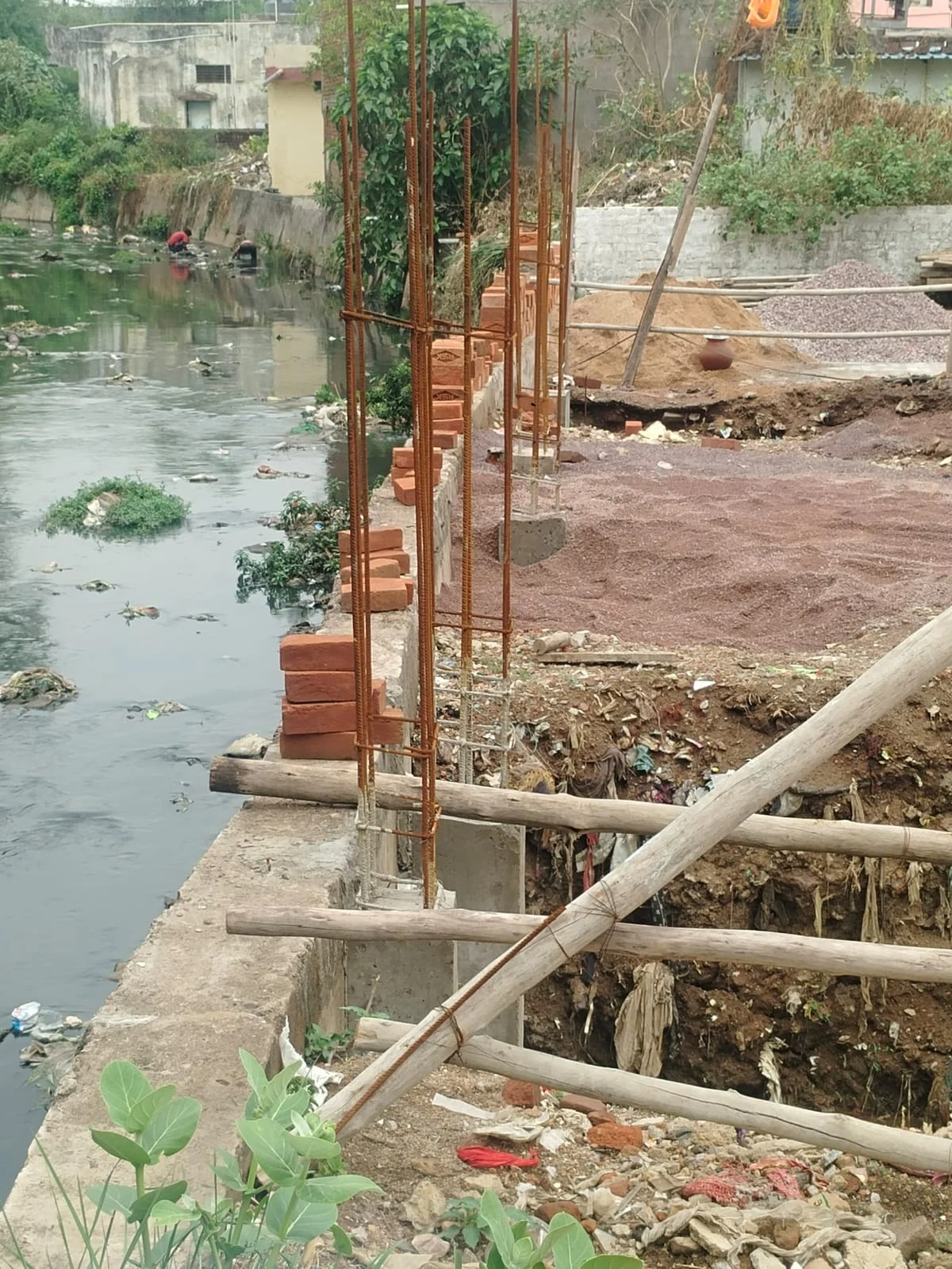शंकरनाला व सड़क में अवैध निर्माण की जिलाधीश से जनदर्शन में शिकायत