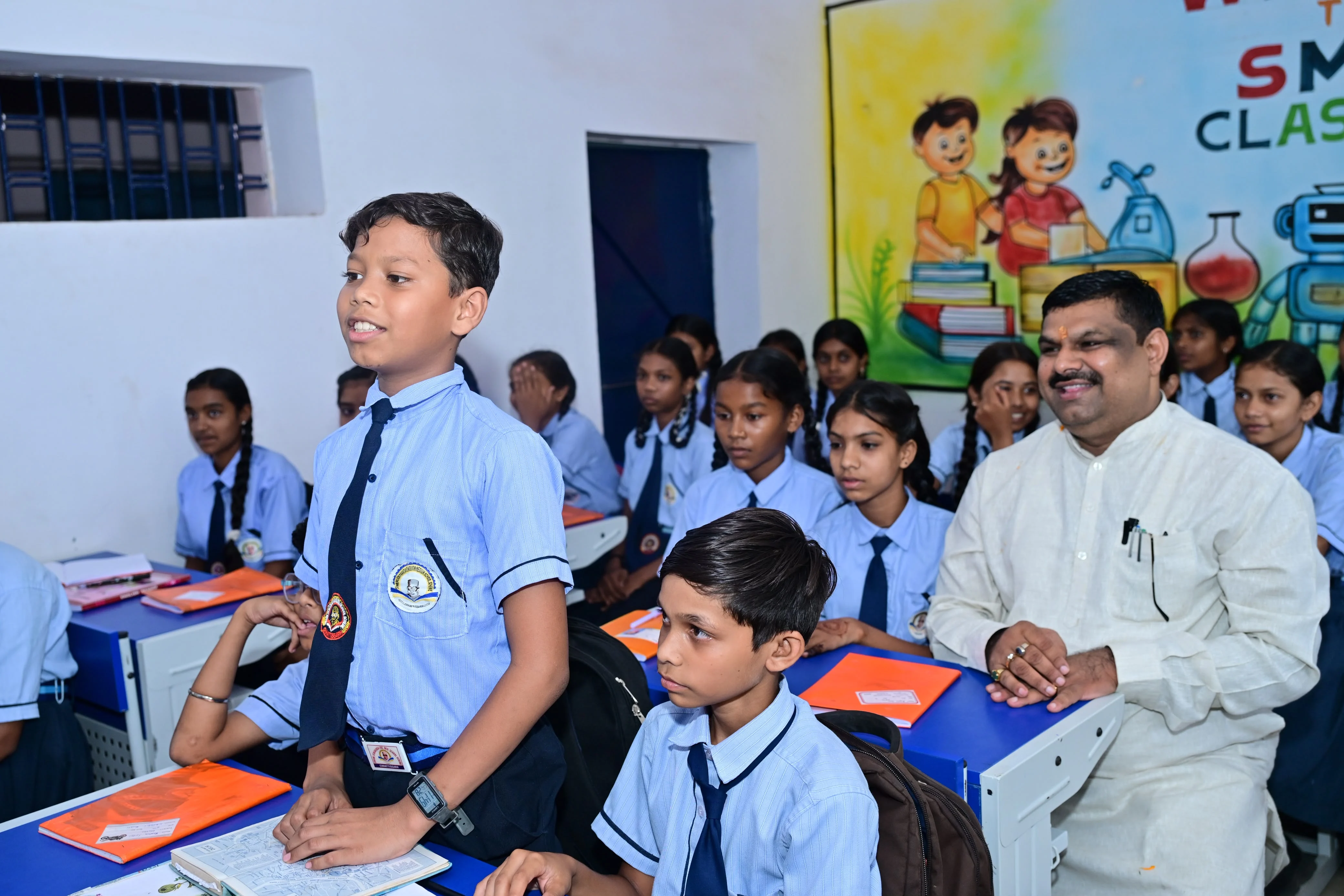 मंत्री गजेन्द्र यादव का बच्चों से संवाद, क्लासरूम पहुंचकर सिखाया पहाड़ा
