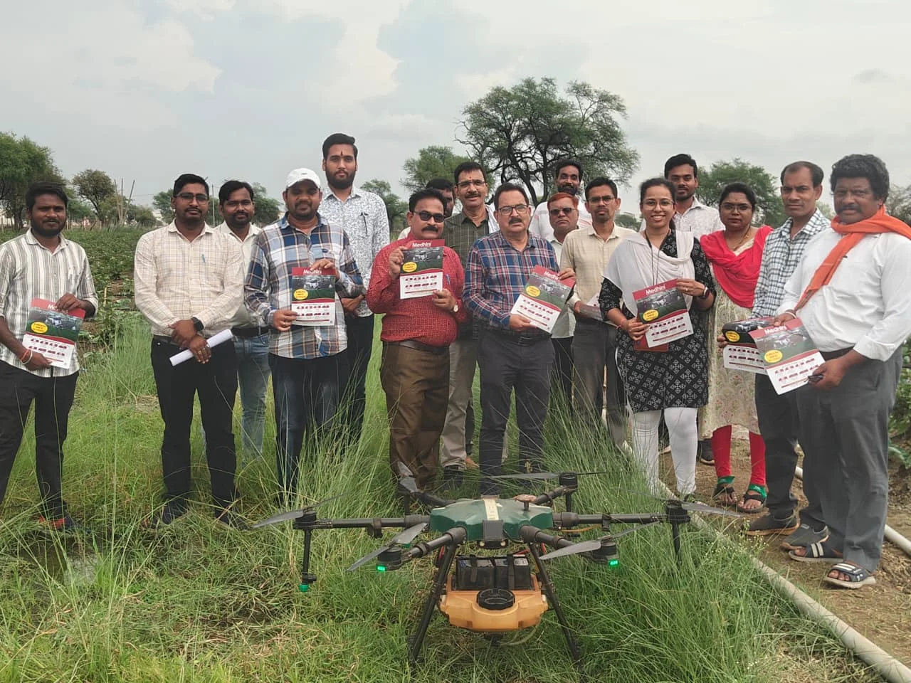 सहकारिता की पहल से बेमेतरा में खेती को मिली नई उड़ान, ड्रोन से 7 मिनट में हुआ एक एकड़ में उर्वरक छिड़काव