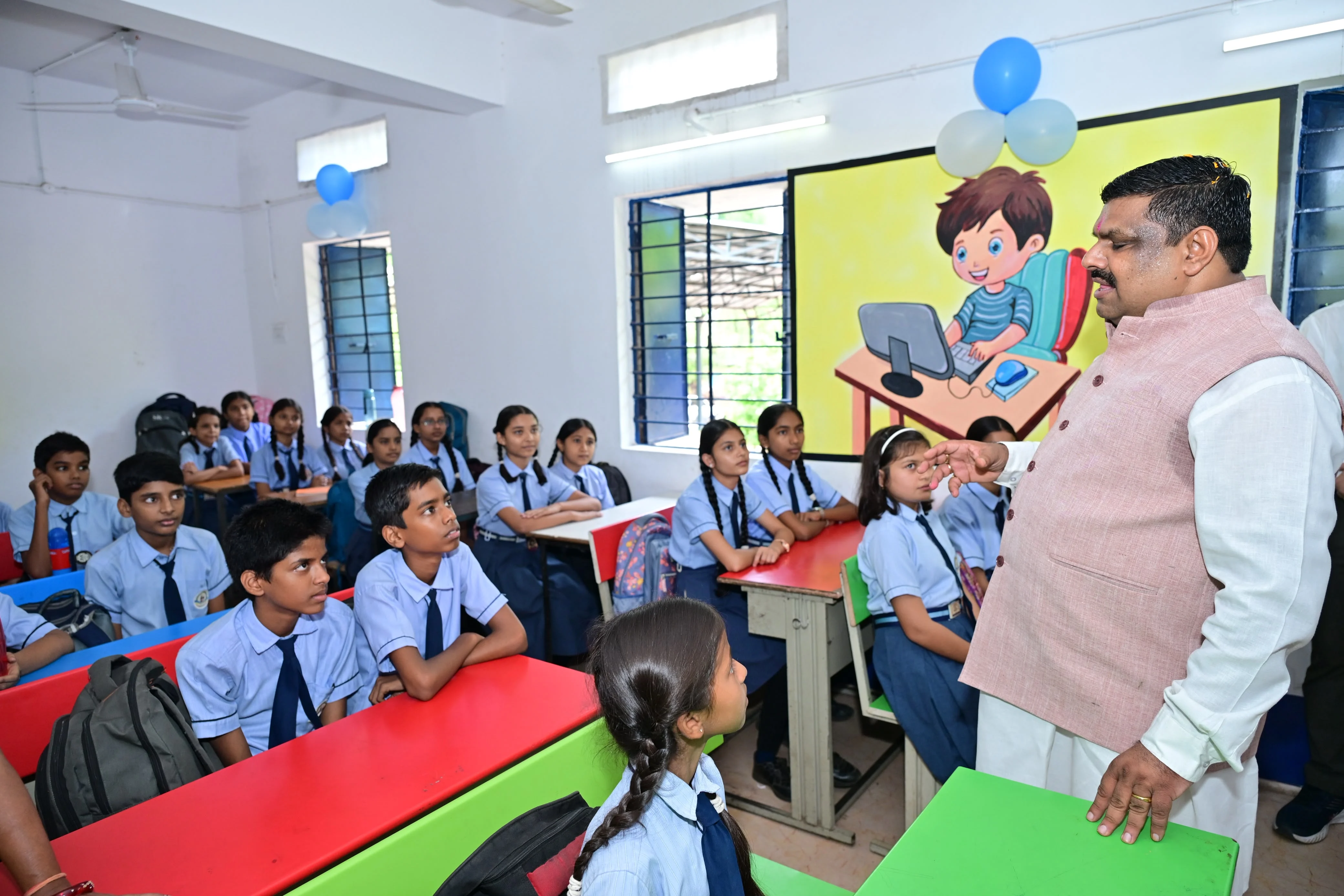 प्रवेशोत्सव में शिक्षा मंत्री गजेन्द्र यादव ने विद्यार्थियों, पालकों और शिक्षकों से किये संवाद
