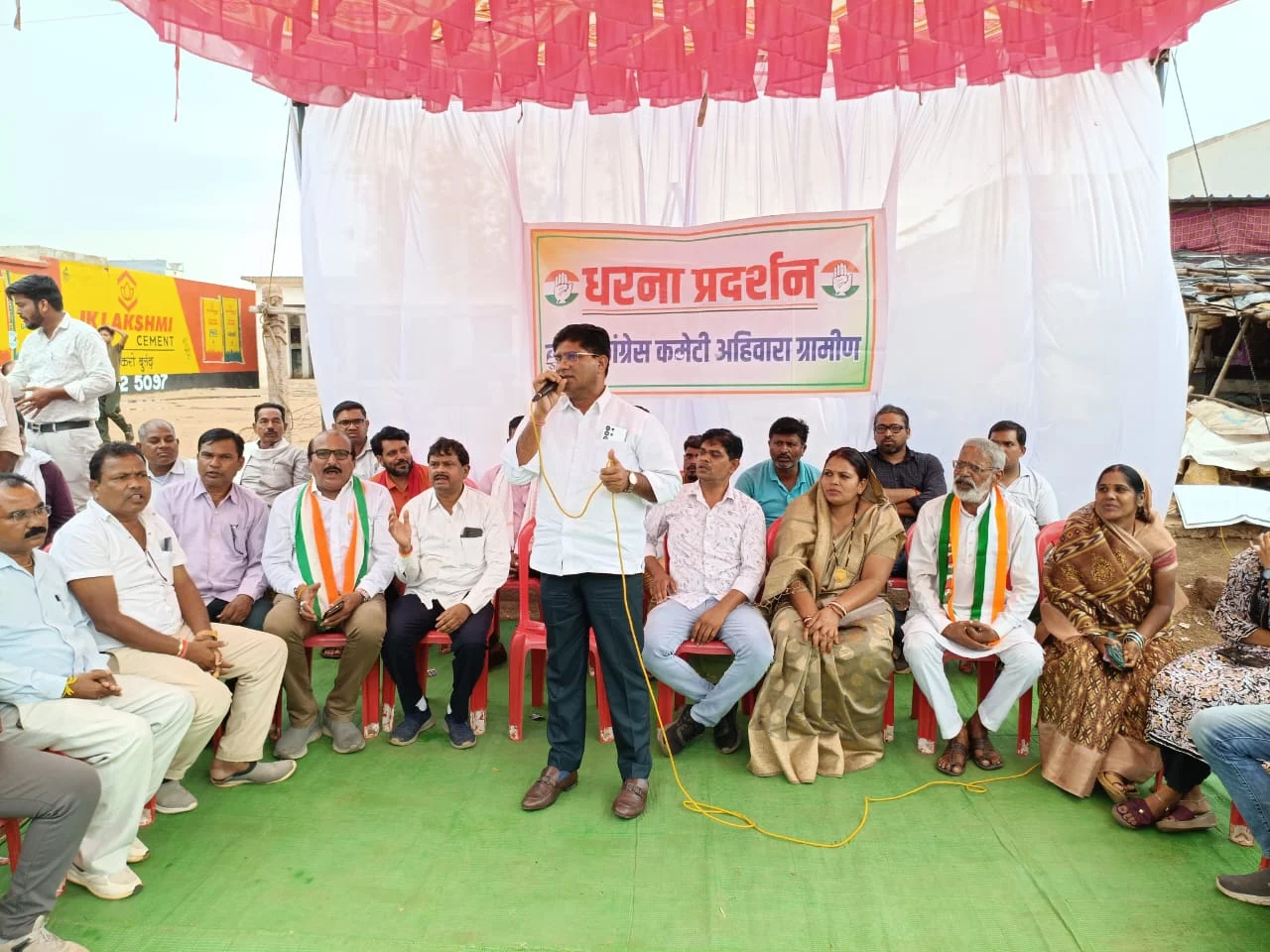 नकटी गांव में गरीबों के आशियाने उजाड़ने के विरोध में मुख्यमंत्री विष्णुदेव साय एवं धारसिवा विधायक अनुज शर्मा का पुतला दहन, राज्यपाल के नाम सौंपा गया ज्ञापन