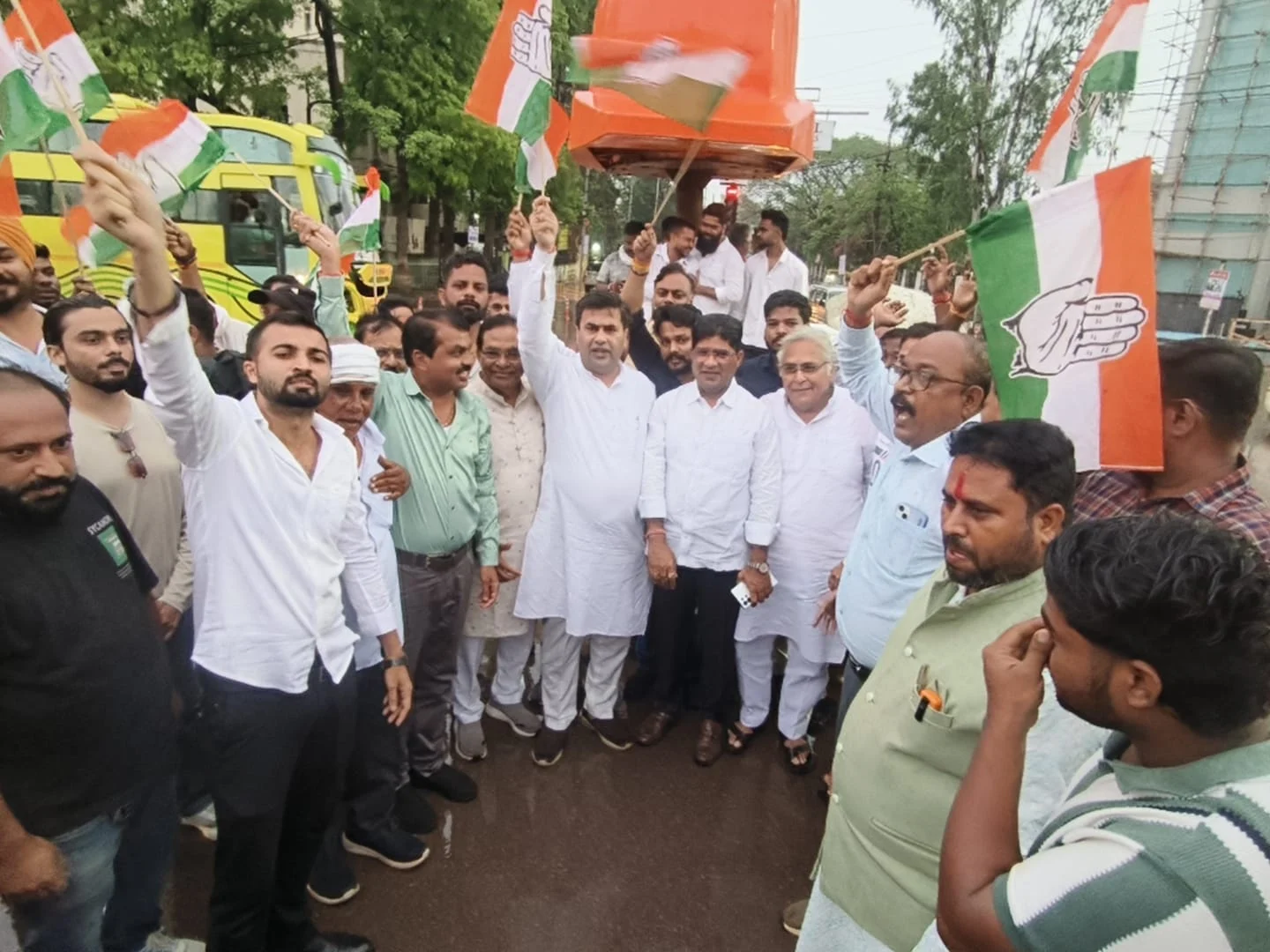 नकटी के पीड़ित परिवारों के समर्थन में कांग्रेस का उग्र प्रदर्शन, पटेल चौक में मुख्यमंत्री विष्णुदेव साय का जलाया पुतला