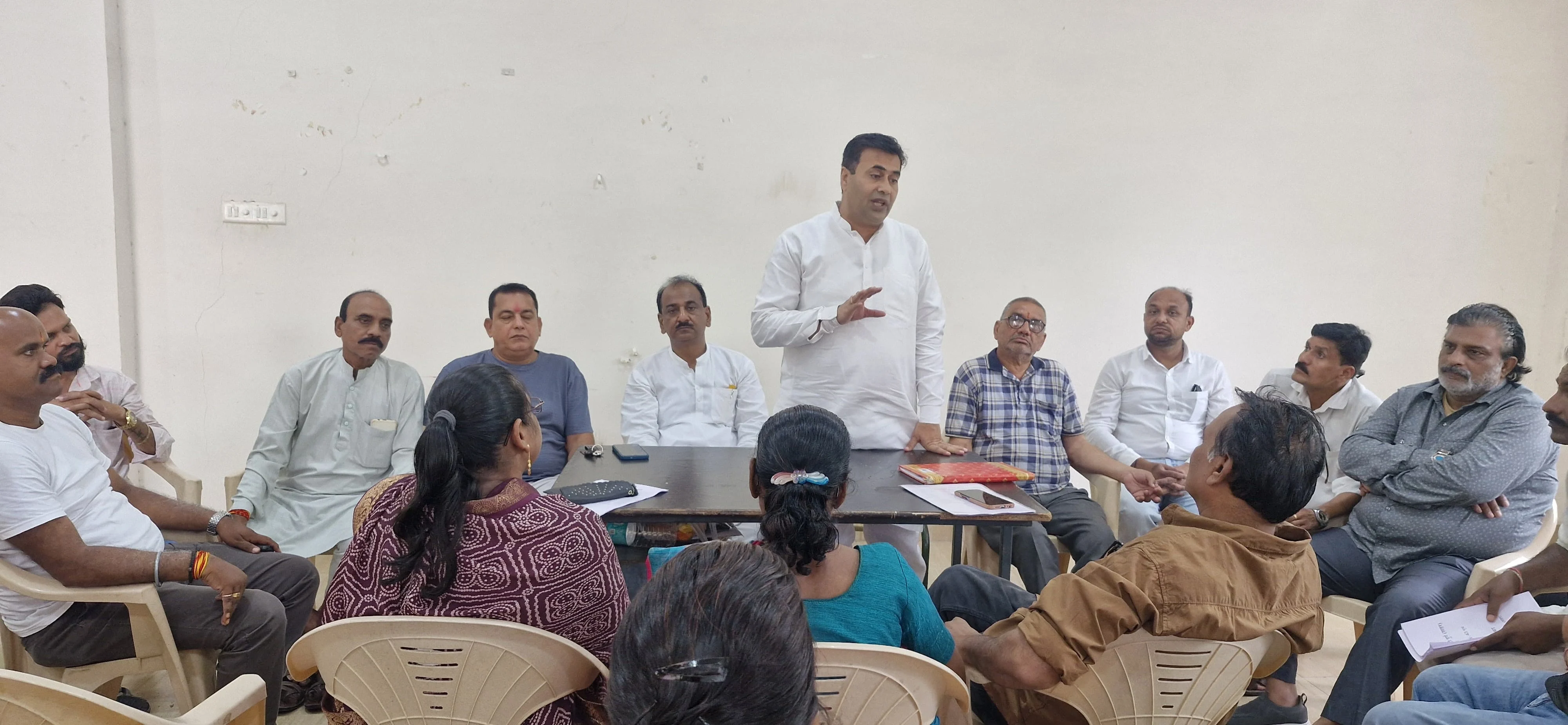मध्य ब्लॉक के पदाधिकारी बूथ में जाएं बूथ को मजबूत करें जनहित के मुद्दे उठायें :धीरज बाकलीवाल