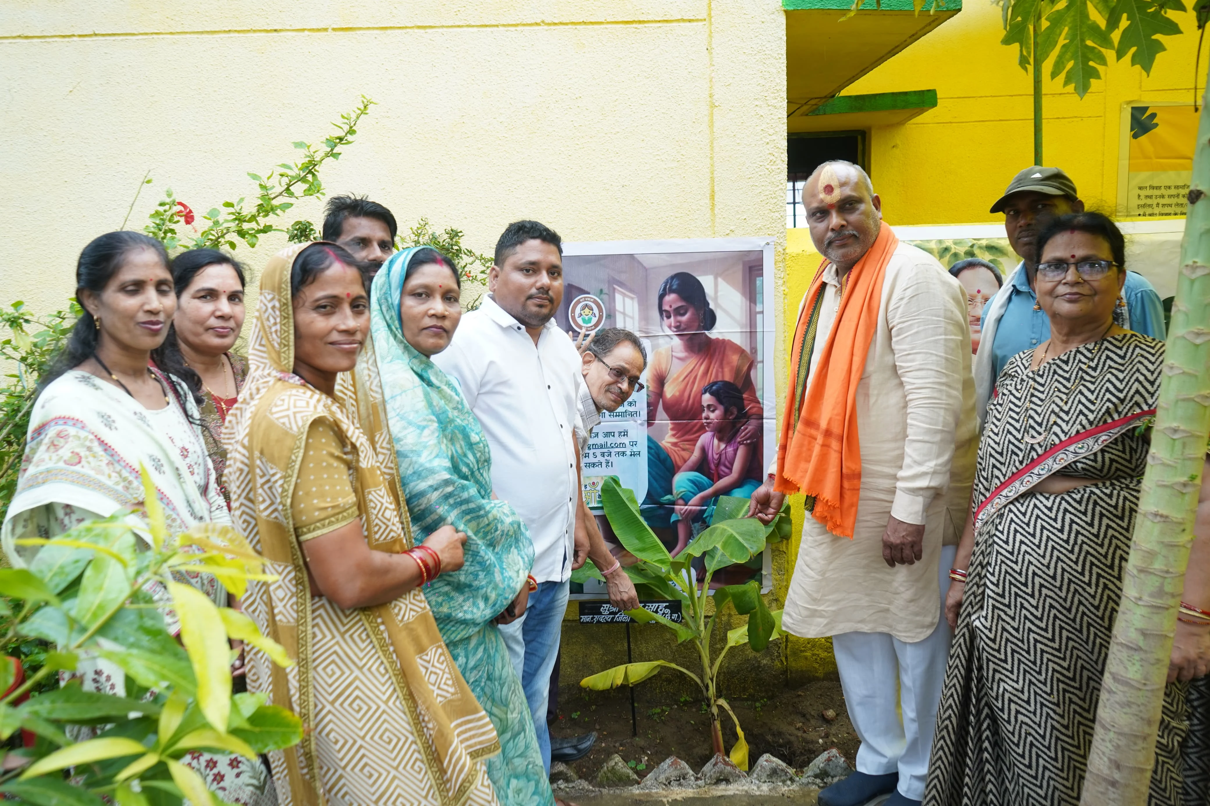 विधायक ललित चंद्राकर ने अछोटी आँगनबाड़ी में किया वृक्षारोपण एवं अन्नप्राशन, एक पेड़ माँ के नाम लगाने का किया आह्वान