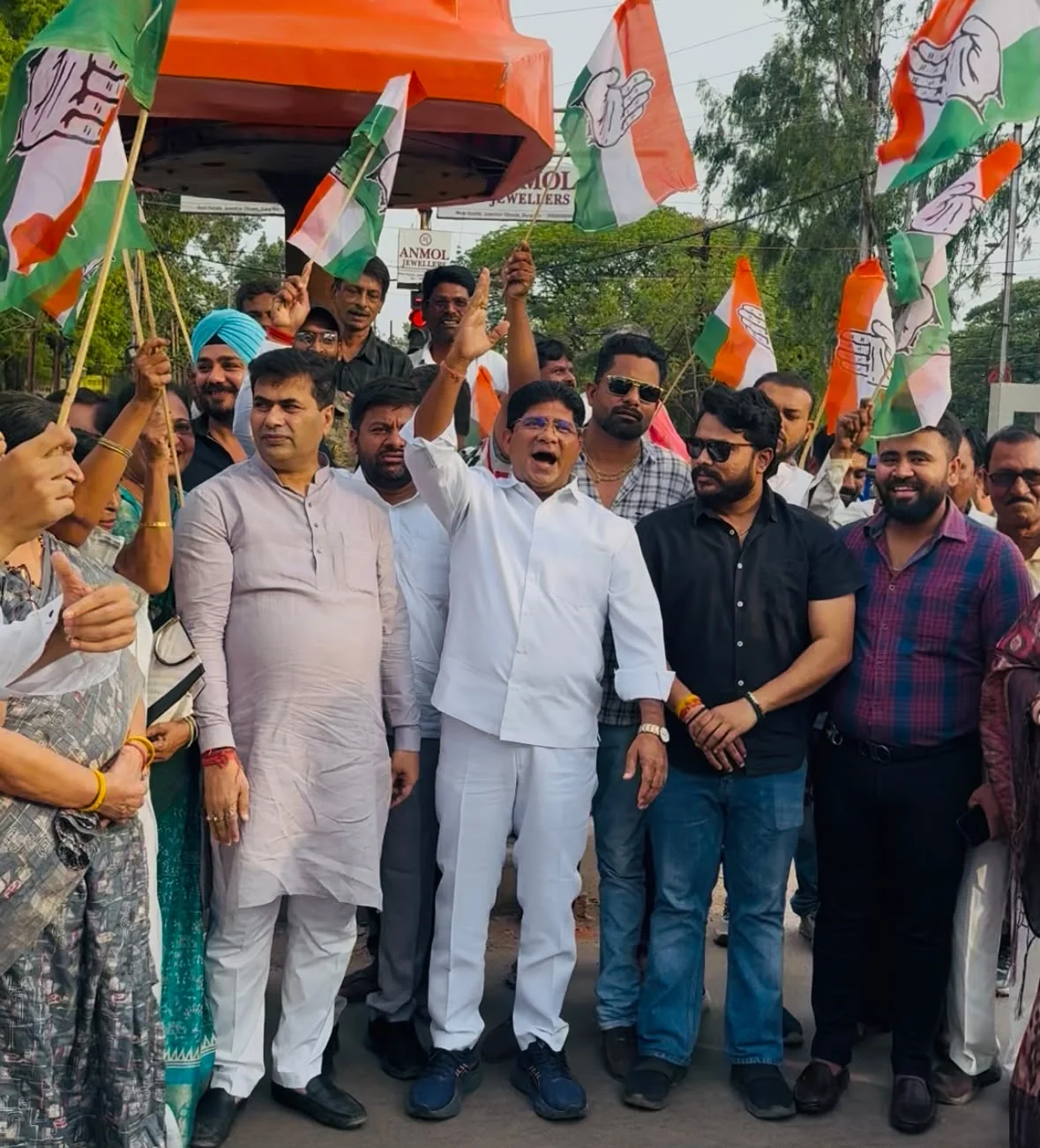 ईडी की कार्यवाही के विरोध में प्रधानमंत्री नरेंद्र मोदी एवं मुख्यमंत्री विष्णुदेव साय का जलाया पुतला, भाजपा की दमनकारी नीतियों के खिलाफ कांग्रेस का जोरदार प्रदर्शन