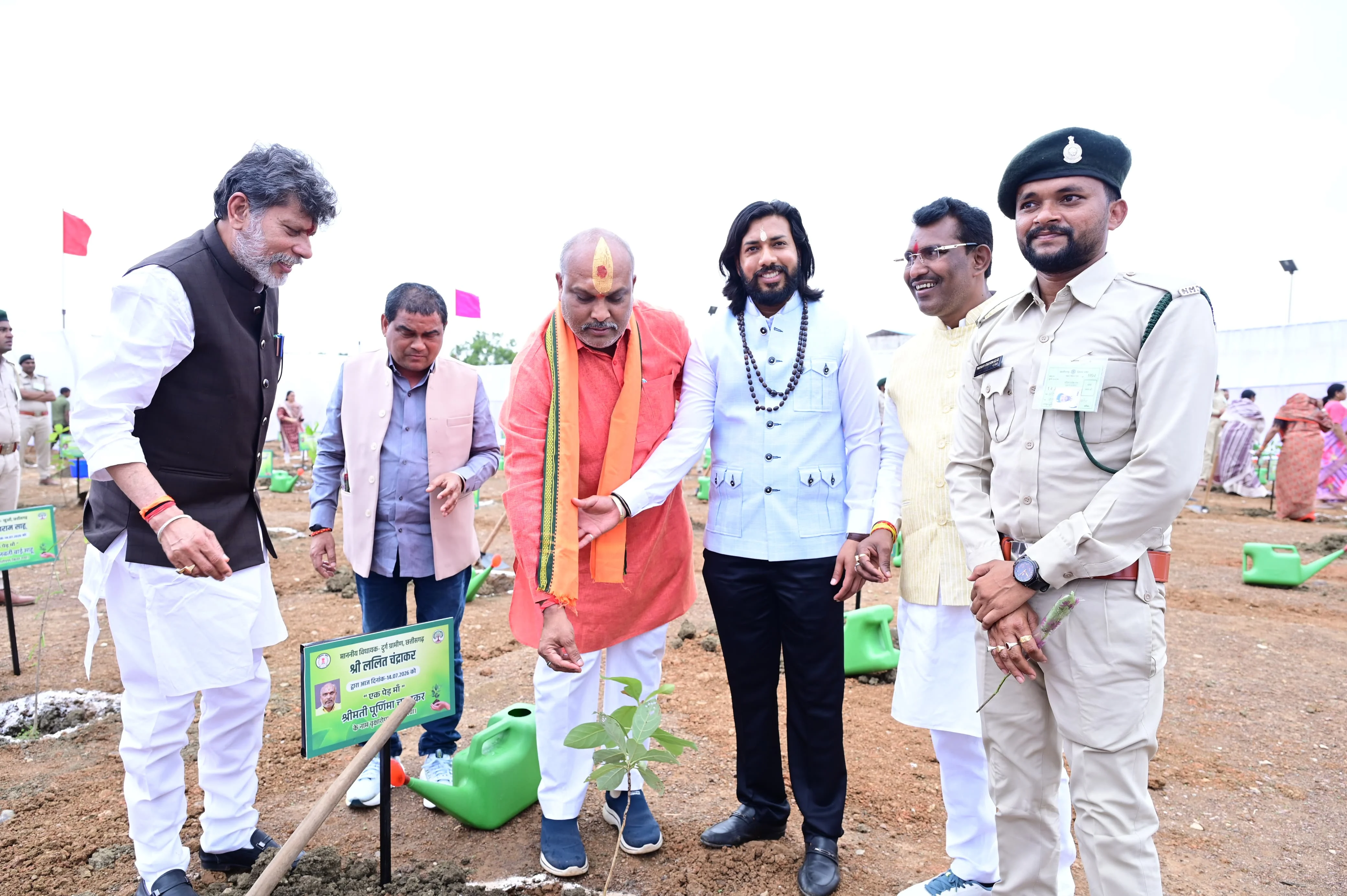 विधानसभा परिसर में एक पेड़ मां के नाम अभियान के तहत विधायक ललित चंद्राकर ने स्वर्गीय माता पूर्णिमा देवी के नाम पर किया बादाम का पौधा रोपण