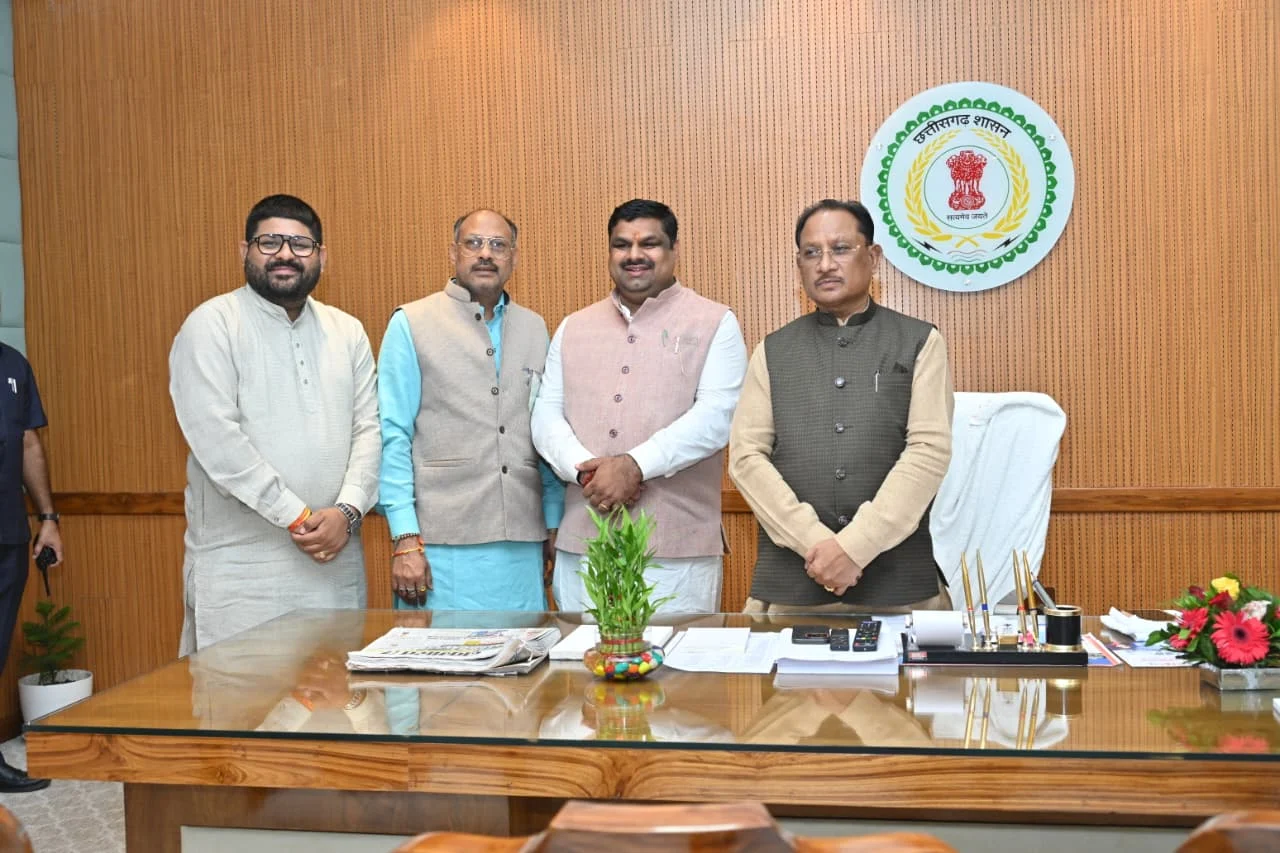मुख्यमंत्री विष्णु देव साय को बोल बम समिति के संयोजक जितेन्द्र वर्मा ने 17 अगस्त को आयोजित विशाल बोल बम कांवर यात्रा में किया आमंत्रित
