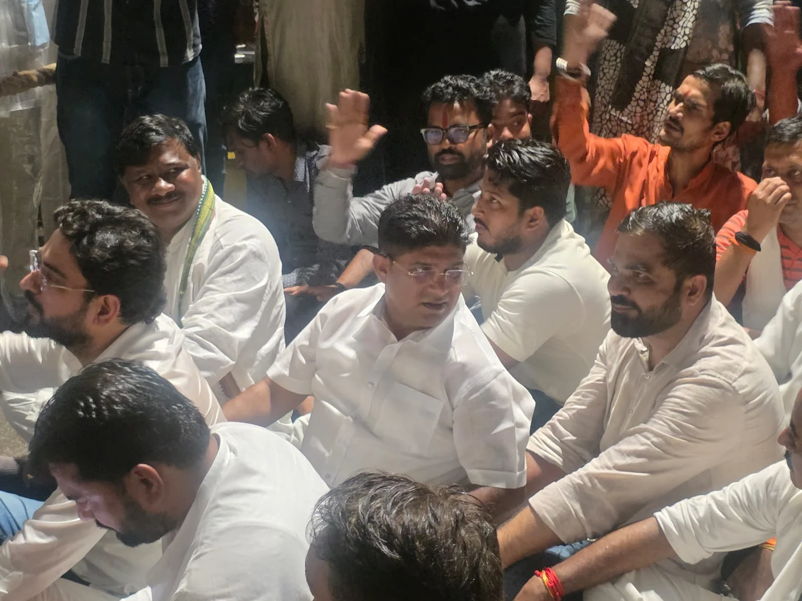 राहुल गांधी और प्रियंका गांधी के हिरासत में लिए जाने के बाद पूरे देश में बवाल, कांग्रेसी उतरे सड़क पर, रायपुर में भी देर रात तक कांग्रेस का धरना