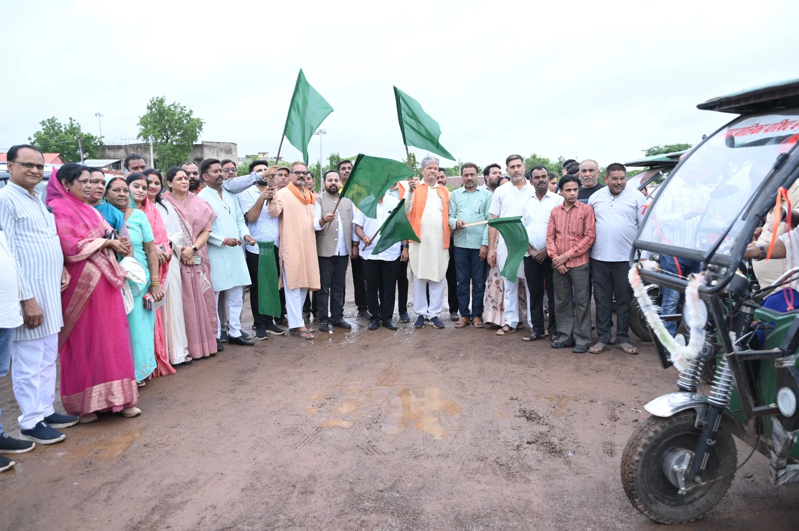 विधायक दीपेश साहू ने ई-रिक्शा कचरा संग्रहण वाहनों को हरी झंडी दिखाकर किया रवाना