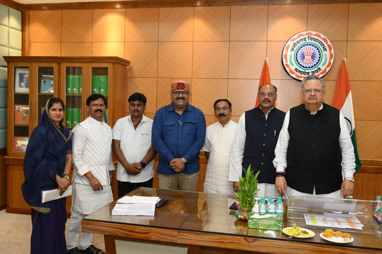विधानसभा अध्यक्ष डॉ रमन सिंह को बोल बम समिति के संयोजक जितेन्द्र वर्मा ने 17 अगस्त को आयोजित विशाल बोल बम कांवर यात्रा में किया आमंत्रित