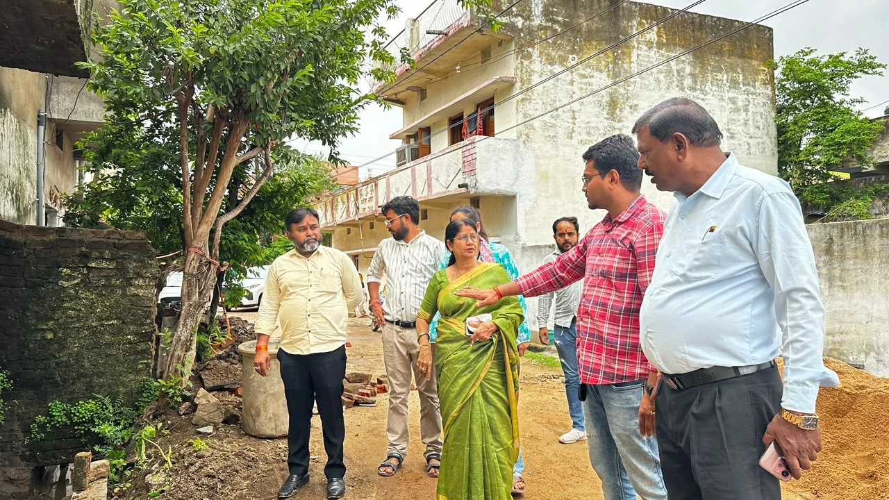 महापौर अलका बाघमार ने नाली निर्माण कार्यों का किया निरीक्षण, गुणवत्ता एवं जल निकासी से समझौता नहीं होगा