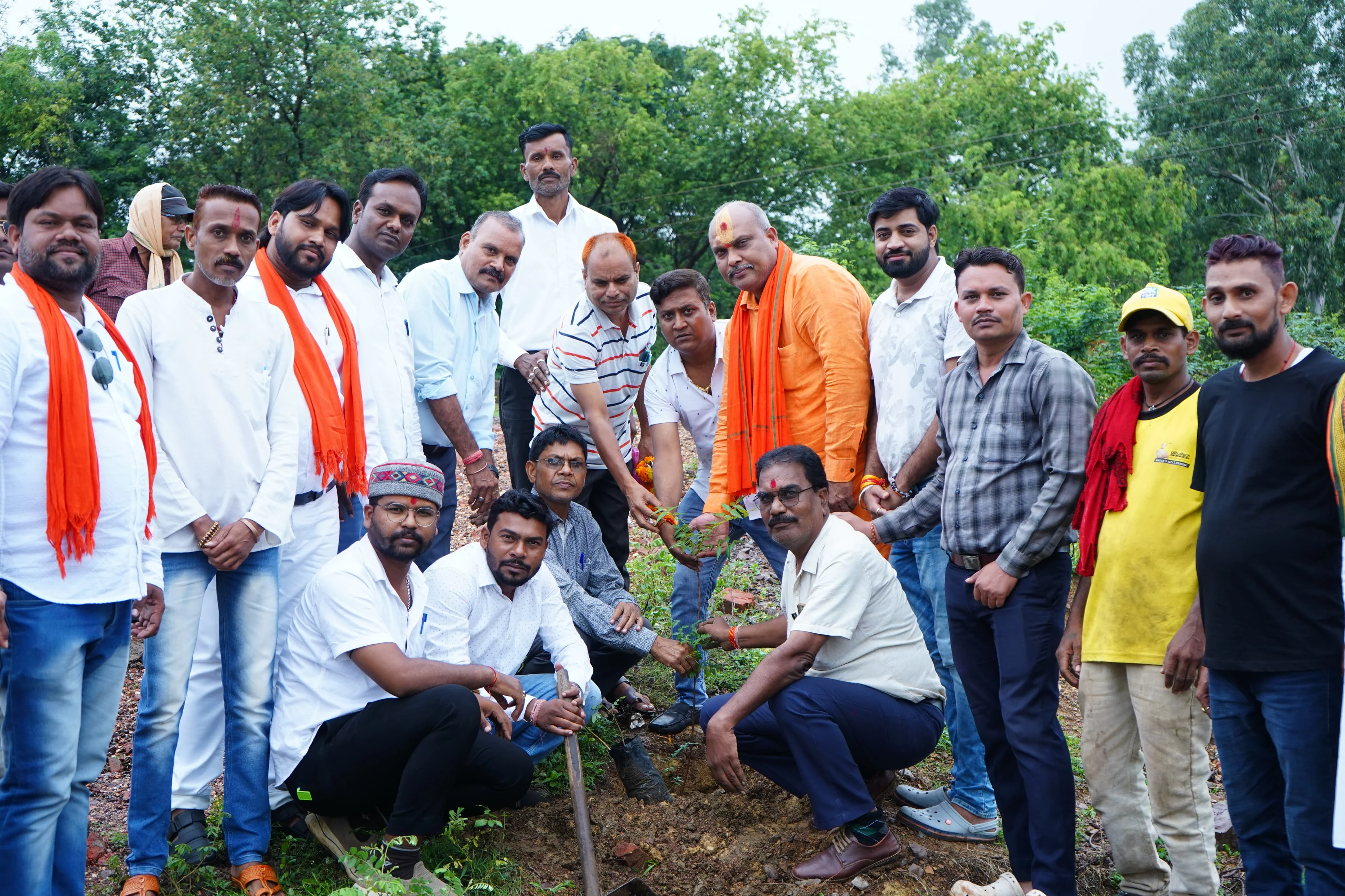 ललित चंद्राकर ने डुंडेरा में किया एक पेड़ माँ के नाम अभियान के तहत वृक्षारोपण