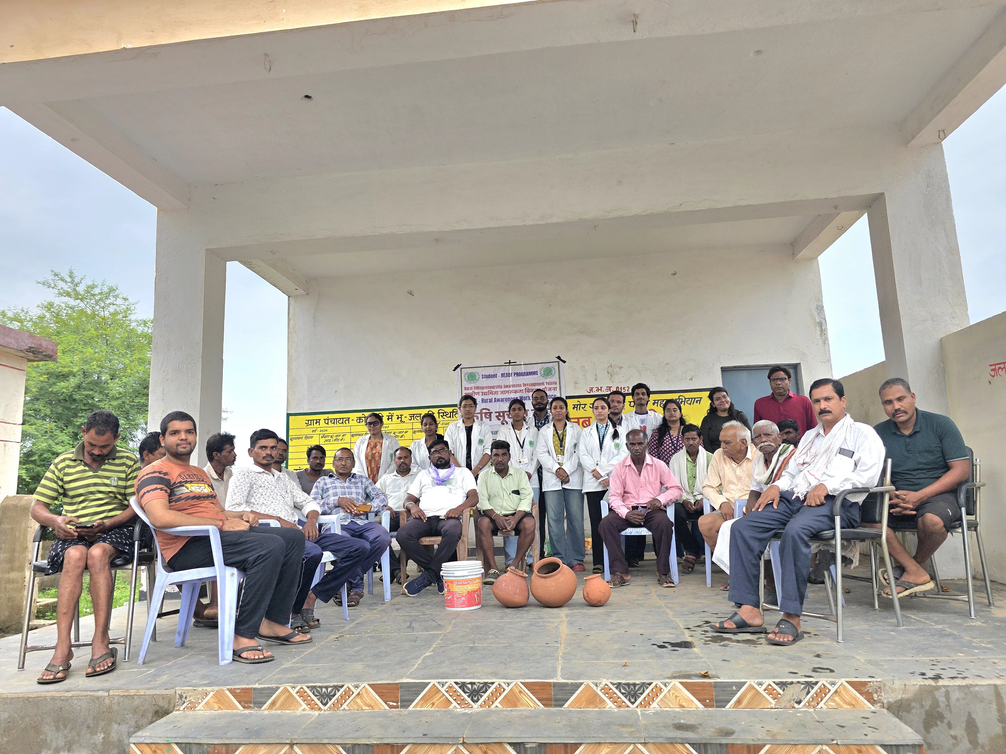 ग्राम कोकड़ी में रावे विद्यार्थियों ने किया जैविक खेती की विधि प्रदर्शन