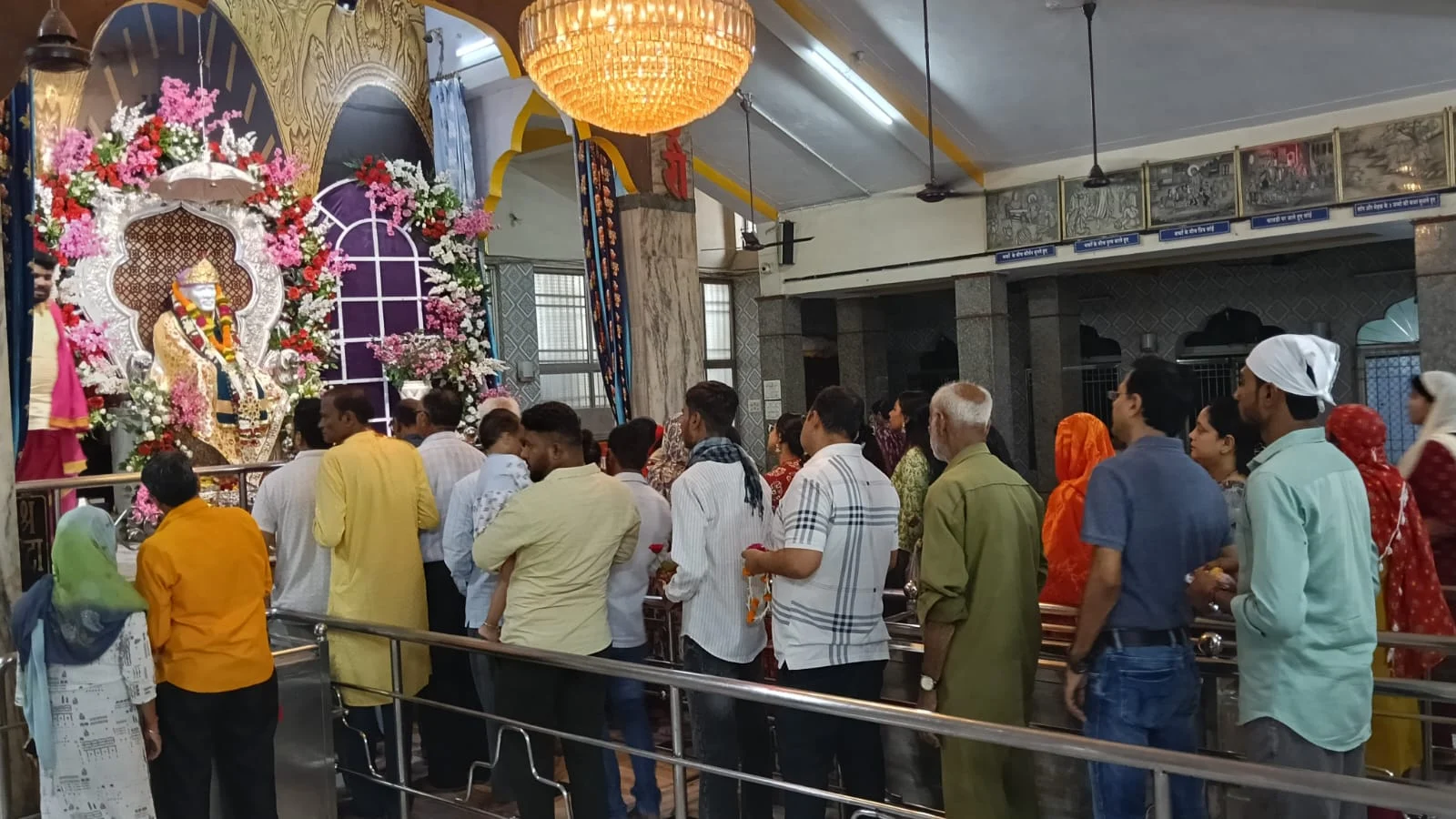 साई मंदिर में गुरु पूर्णिमा पर्व पर दर्शन के लिए उमड़े श्रद्धालु, भजनों की धुन में नाच गाकर प्रकट की अपनी श्रद्धा भक्ति