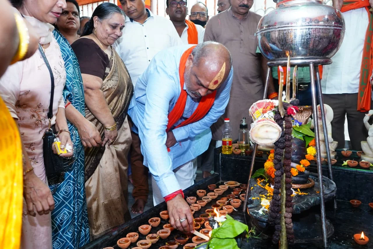 विधायक ललित चंद्राकर ने रुआबांधा शिव मंदिर में 650 दीप प्रज्ज्वलित कर गुरु रविदास महाराज समरसता संकल्प अभियान का शुभारंभ
