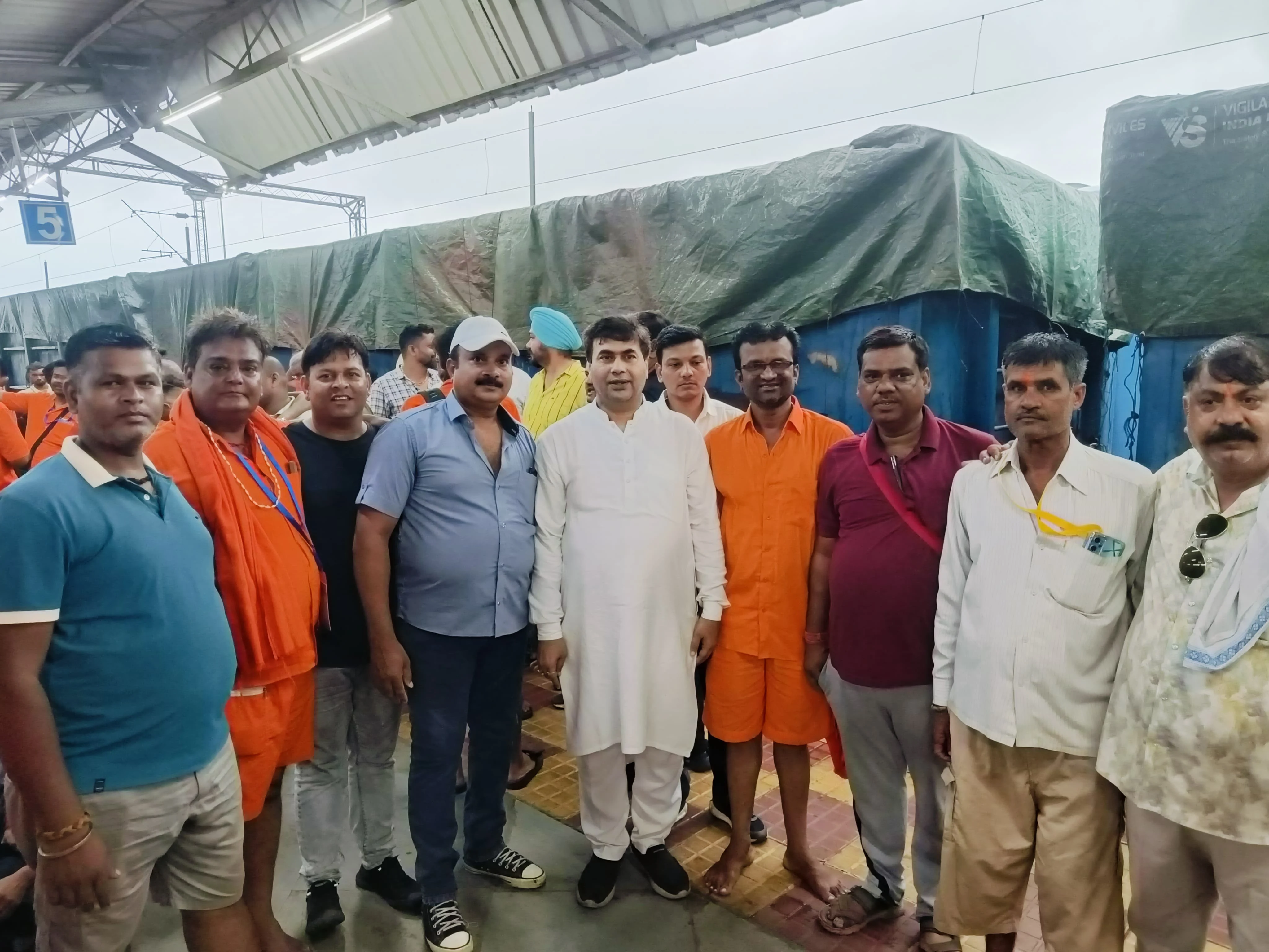 बाबा बैद्यनाथ धाम की पवित्र यात्रा पर दुर्ग से भक्तों का पहला जत्था हुआ रवाना, दुर्ग रेलवे स्टेशन से करीब 200 शिवभक्तों का जत्था विशेष ट्रेन द्वारा हुआ प्रस्थान