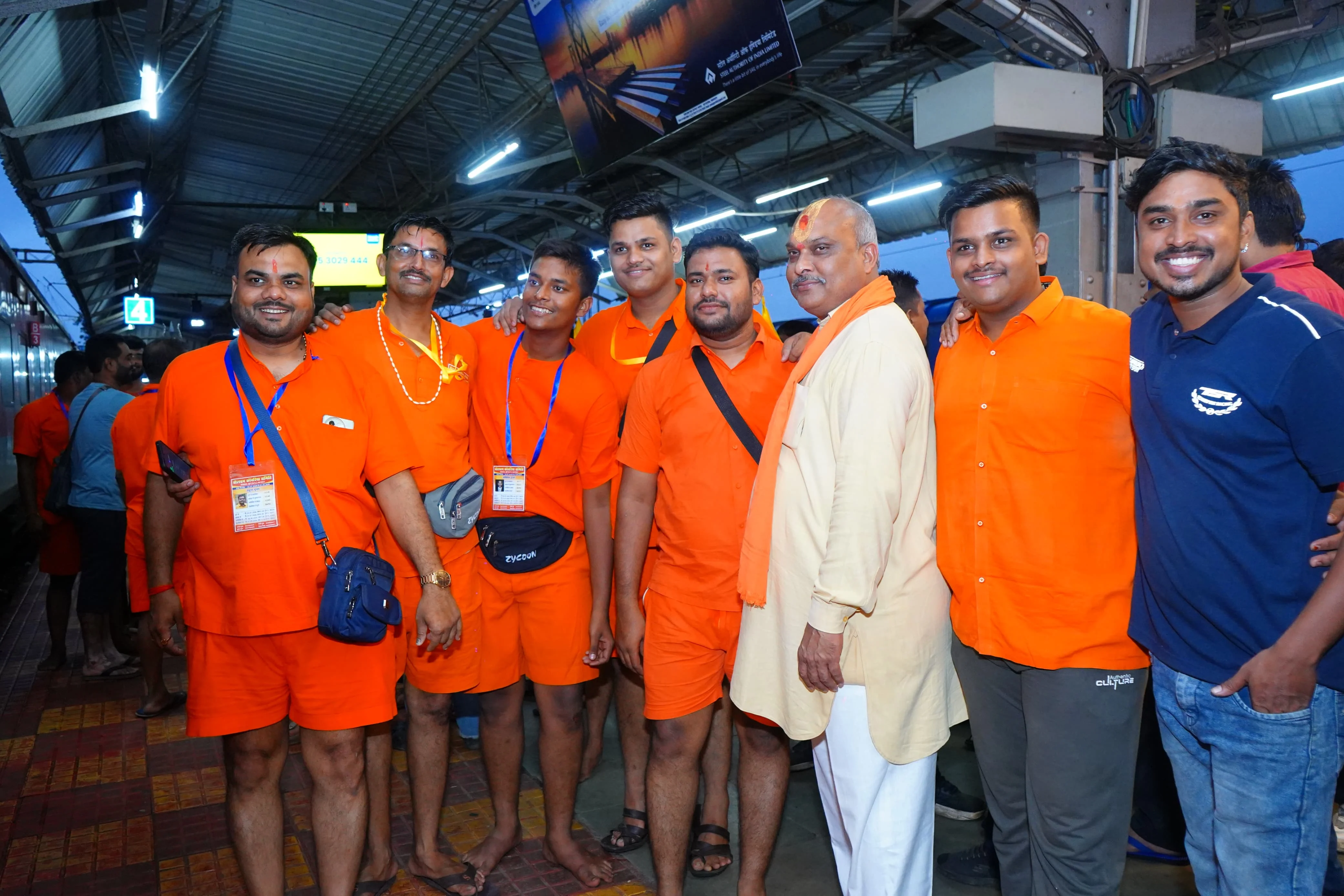 दुर्ग रेलवे स्टेशन से बाबा बैद्यनाथ धाम के लिए रवाना हुए बोलबम कांवड़िया परिवार के शिवभक्त