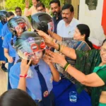 18 वर्ष पूर्ण कर चुकी छात्राओं को महापौर अलका बाघमार ने वितरित किए हेलमेट, सड़क सुरक्षा का दिया संदेश