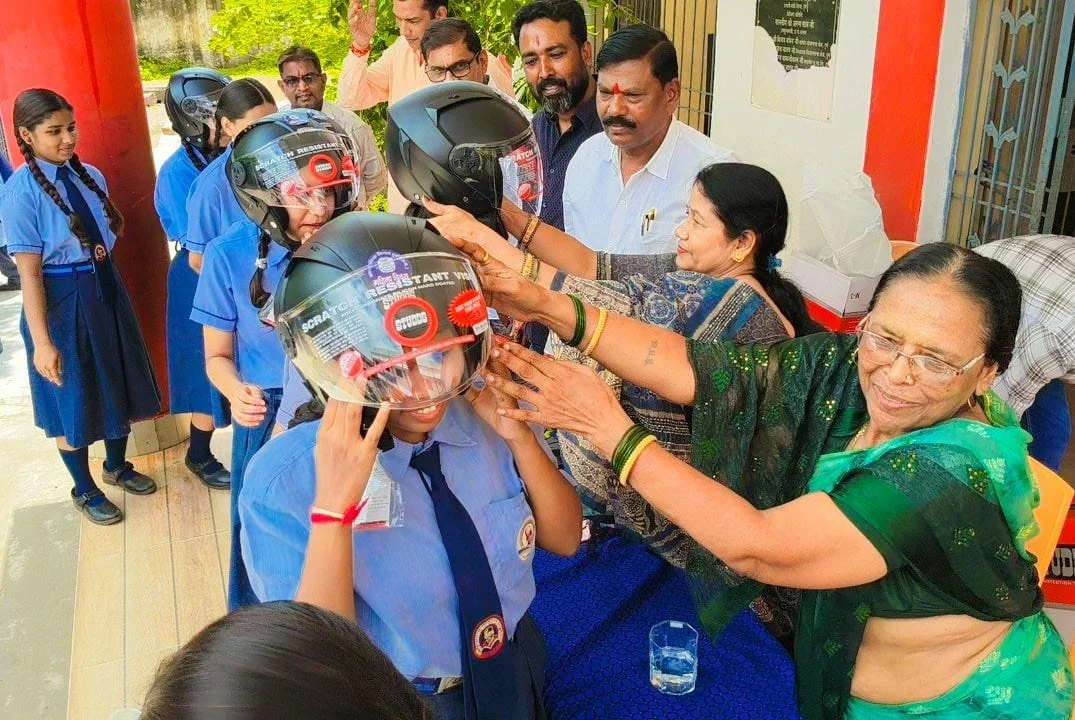 18 वर्ष पूर्ण कर चुकी छात्राओं को महापौर अलका बाघमार ने वितरित किए हेलमेट, सड़क सुरक्षा का दिया संदेश
