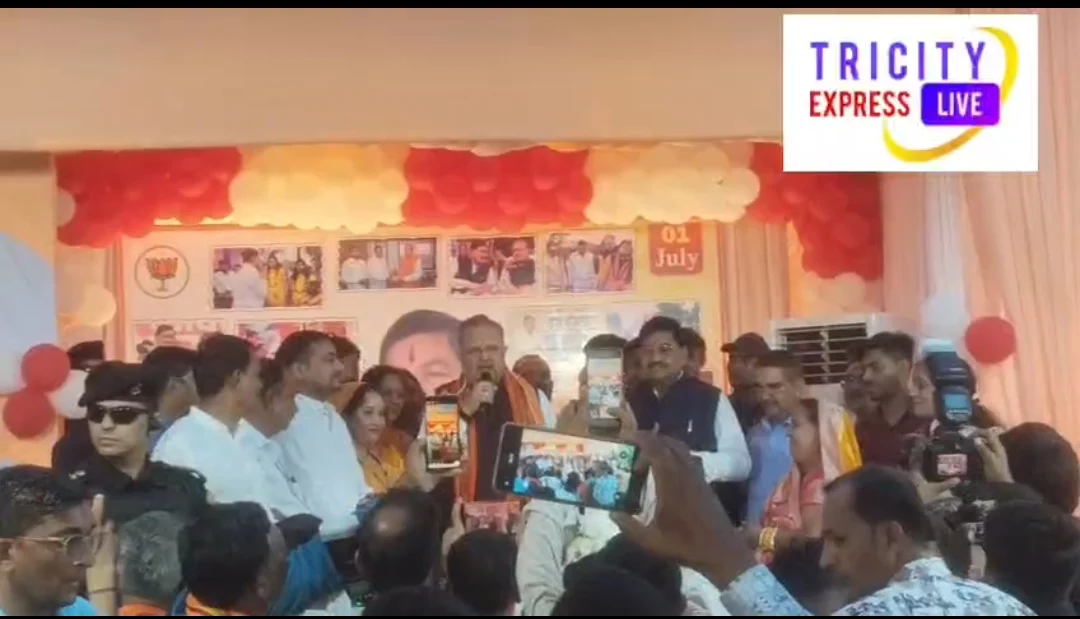 खाद्य मंत्री दयालदास बघेल के गृहग्राम कुरा में छत्तीसगढ़ विधानसभा के अध्यक्ष डॉ रमन सिंह पहुंचे, जन्मदिन की दी बधाई