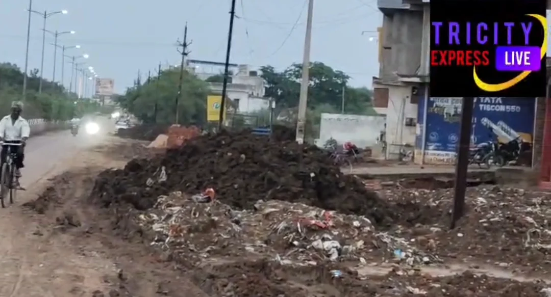 सड़क पर पड़ी मिट्टी और मलबा डाल रहे बाधा, सड़क दुर्घटना का बढ़ा खतरा
