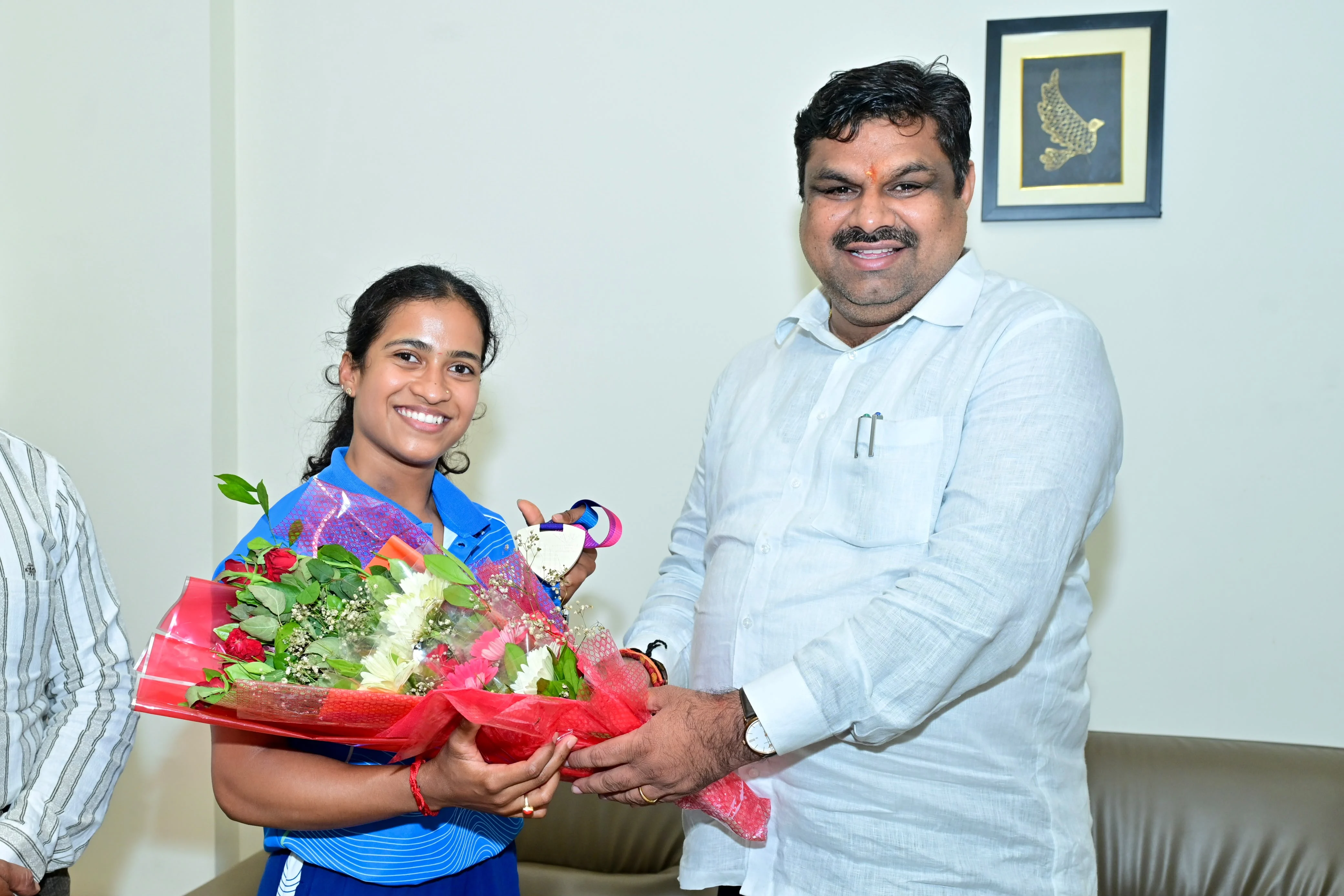रजत पदक विजेता ज्ञानेश्वरी यादव से प्रभारी मंत्री एवं शिक्षा मंत्री श्री गजेंद्र यादव ने की आत्मीय मुलाकात