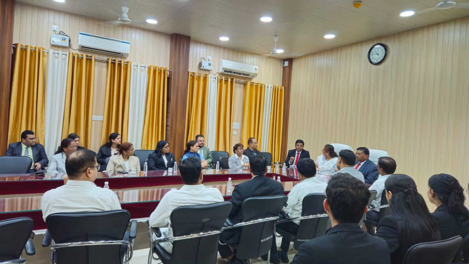 मध्यस्थता एवं राष्ट्रीय लोक अदालत की सफलता हेतु न्यायाधीशों की महत्वपूर्ण बैठक आयोजित