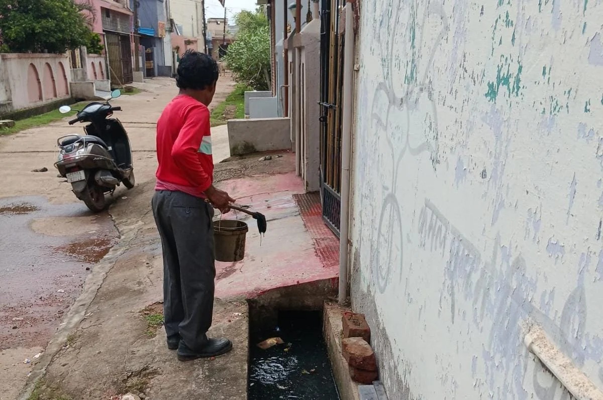 महापौर अलका बाघमार के निर्देश पर डेंगू के खिलाफ निगम का अभियान तेज, जलभराव वाले क्षेत्रों में एंटी लार्वा दवा का छिड़काव