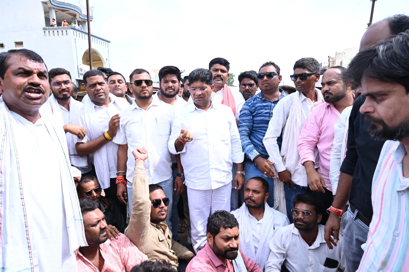 सरपंच पति एवं कांग्रेस नेता प्रकाश कश्यप की निर्मम हत्या के विरोध में जिलाध्यक्ष राकेश ठाकुर और कांग्रेस कार्यकर्त्ताओ का उग्र प्रदर्शन