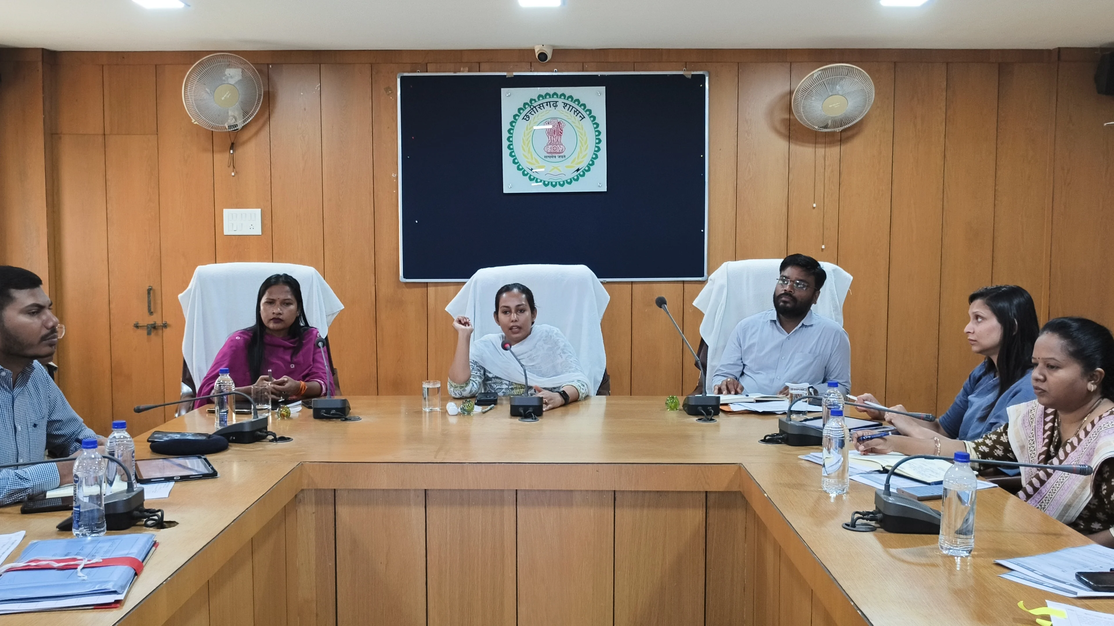 शासन की प्राथमिकता वाली योजनाओं और जनशिकायतों के निराकरण में लापरवाही बर्दाश्त नहीं होगी : कलेक्टर प्रतिष्ठा ममगाईं