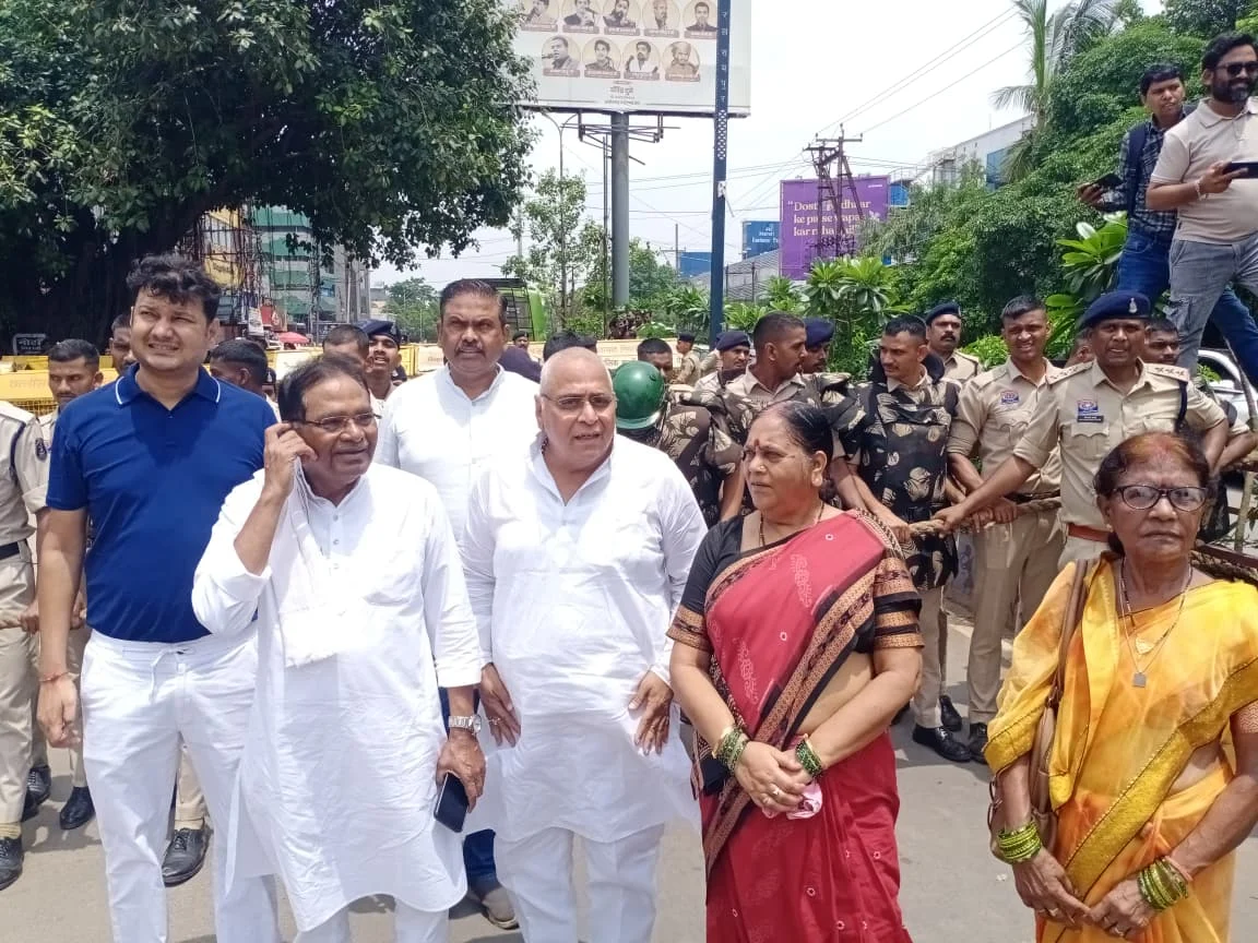 भिलाई बचाओ पदयात्रा’ के समापन में वोरा, वर्मा भी हुए शामिल ;राज्यपाल को सौंपा गया भिलाई बचाने का ज्ञापन