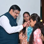 दीक्षारंभ में शिक्षा मंत्री गजेन्द्र यादव ने नवप्रवेशी छात्राओं का तिलक लगाकर विद्यार्थियों से किये आत्मीय संवाद