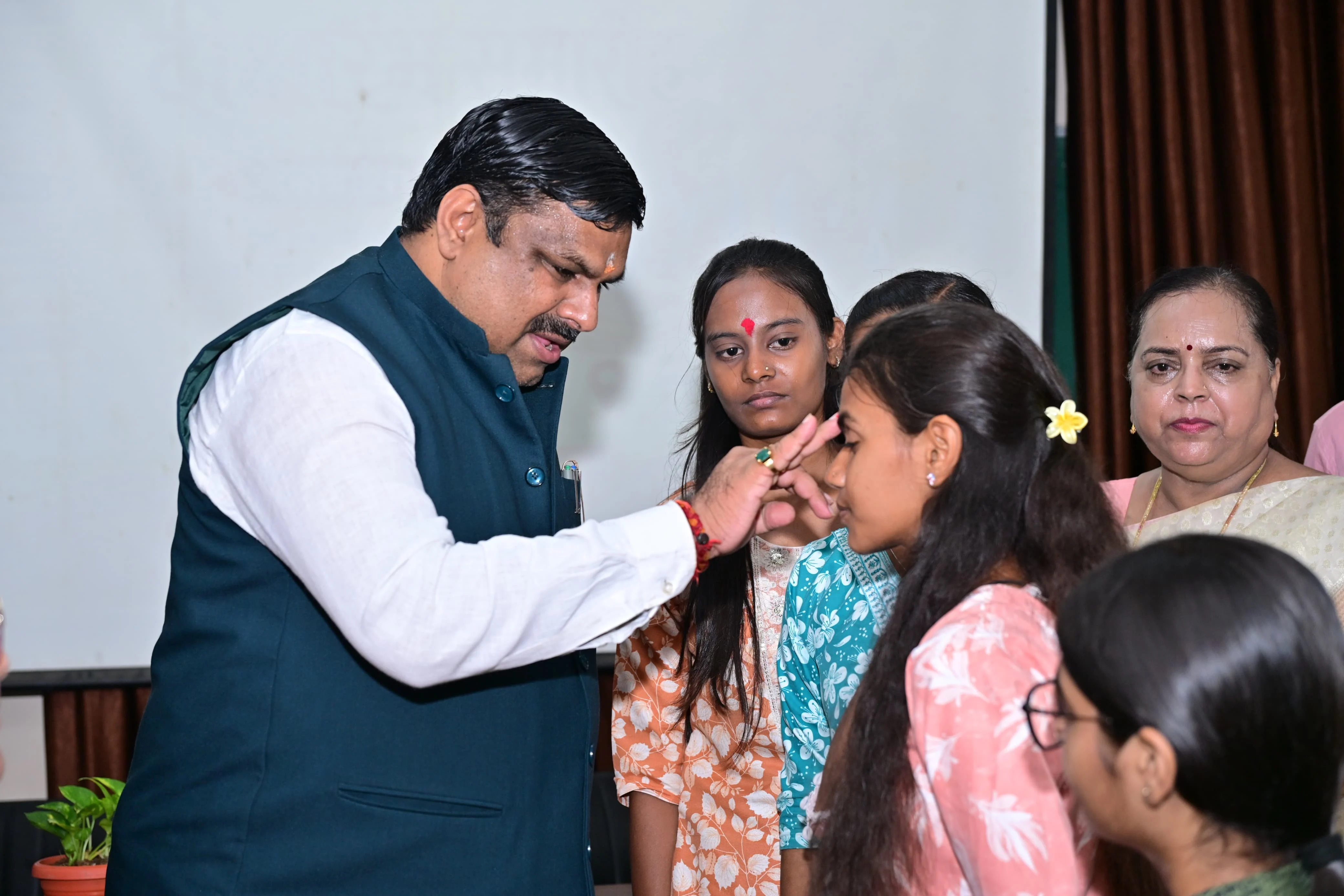 दीक्षारंभ में शिक्षा मंत्री गजेन्द्र यादव ने नवप्रवेशी छात्राओं का तिलक लगाकर विद्यार्थियों से किये आत्मीय संवाद
