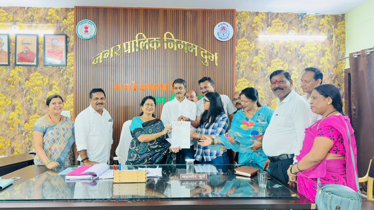 नेता प्रतिपक्ष संजय कोहले ने महापौर को लालटेन सौंपा