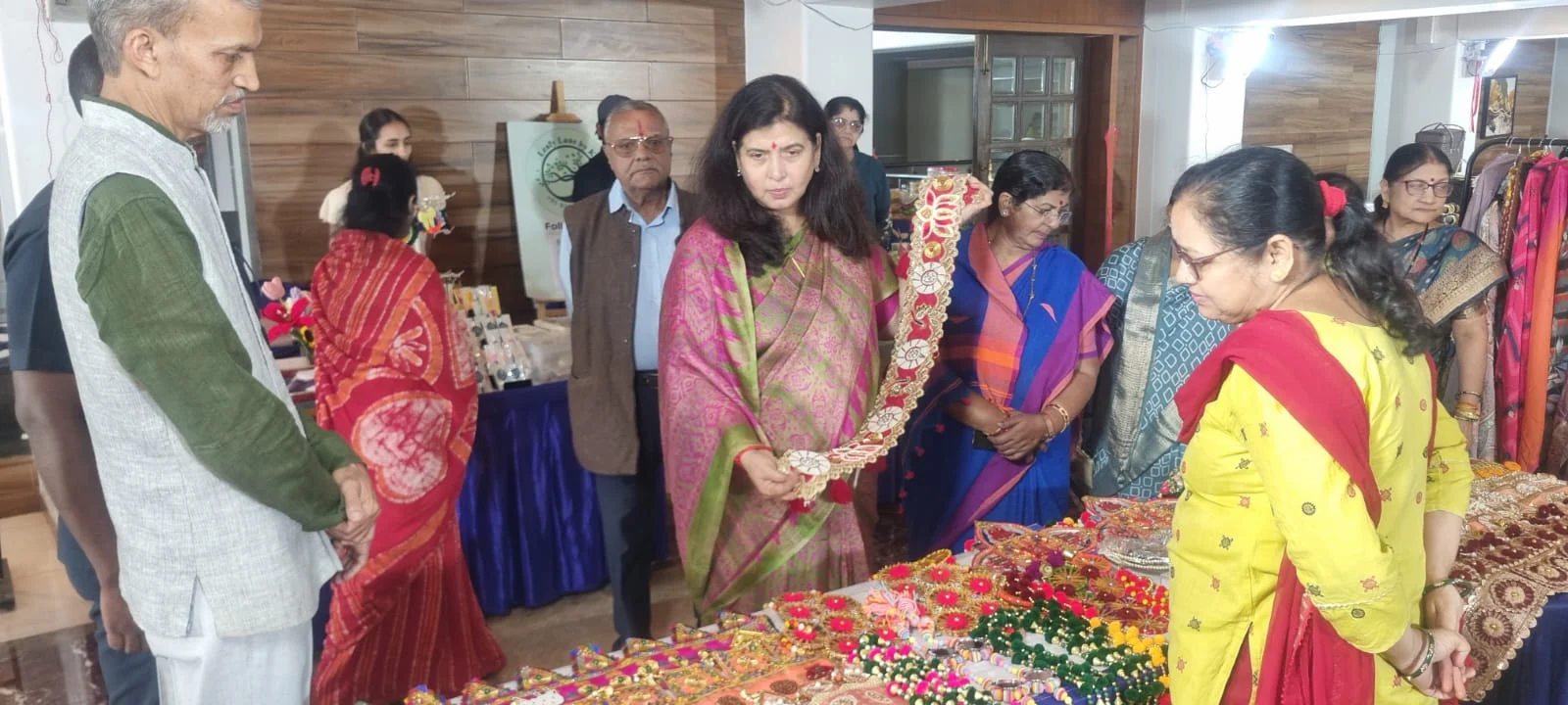 राष्ट्रीय हथकरघा दिवस पर सुश्री सरोज पाण्डेय ने प्रदर्शनी का अवलोकन कर बुनकरों को प्रोत्साहित किया